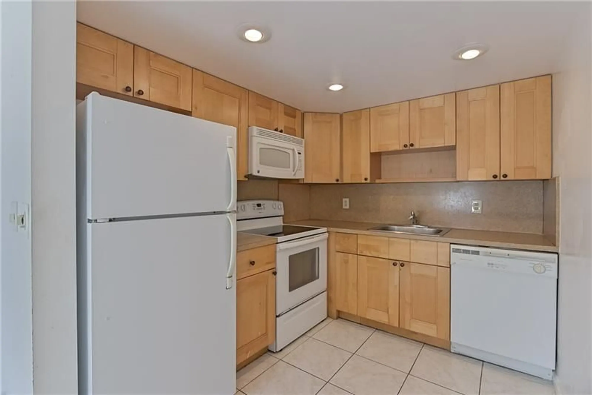 Property Slideshow image 9 of 20 | 167 grantham e # 167, Deerfield Beach, FL, 33442