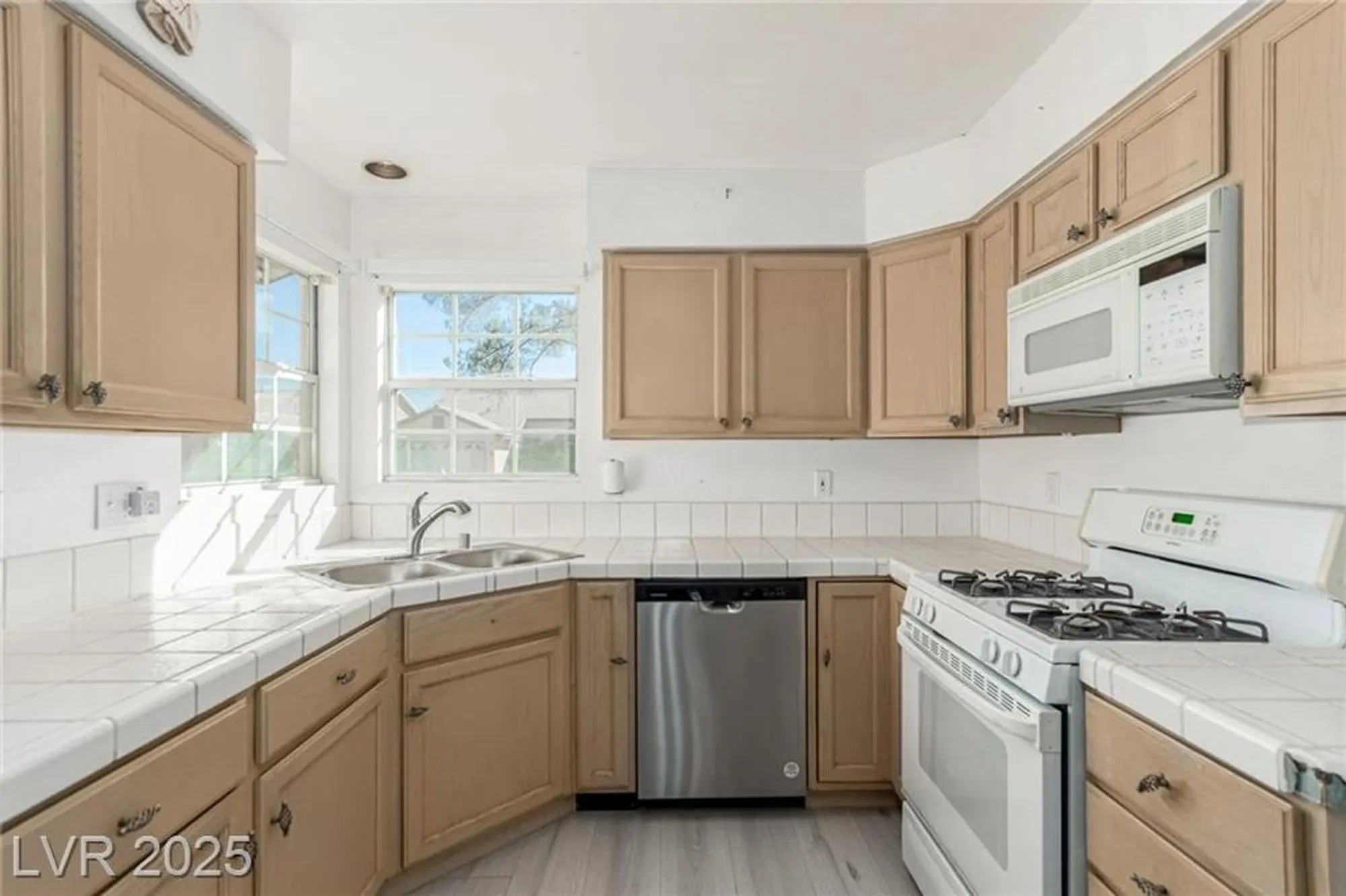 Property Slideshow image 10 of 28 | 4908 winterset dr, Las Vegas, NV, 89130
