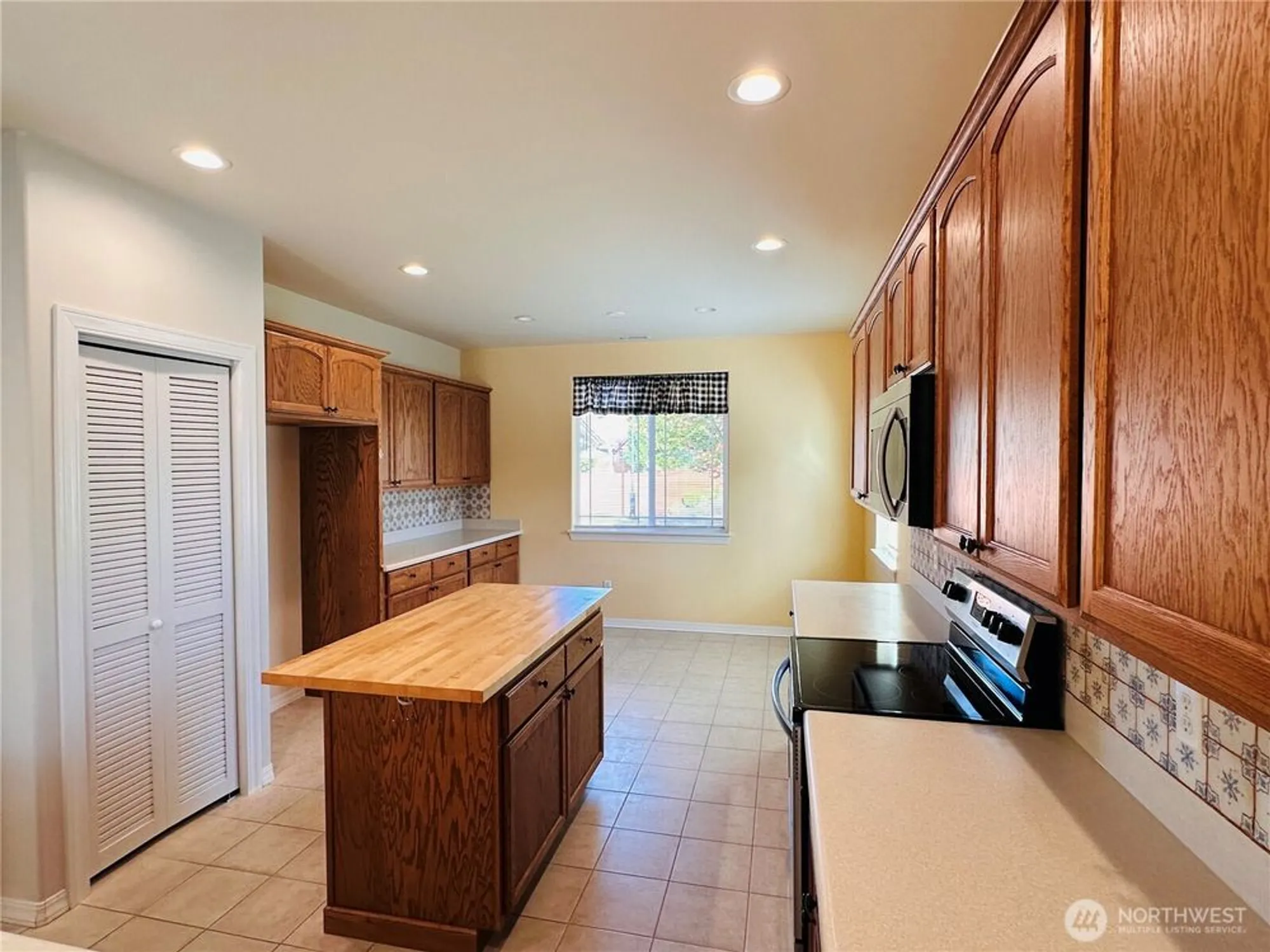 Property Slideshow image 15 of 40 | 4989 spokane st, Lacey, WA, 98516