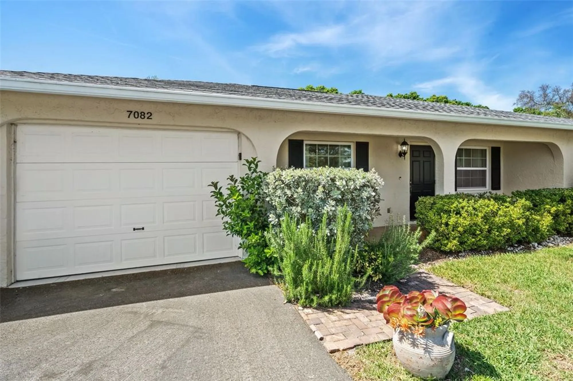 Property Slideshow image 10 of 70 | 7082 w country club dr n # 7082, Sarasota, FL, 34243