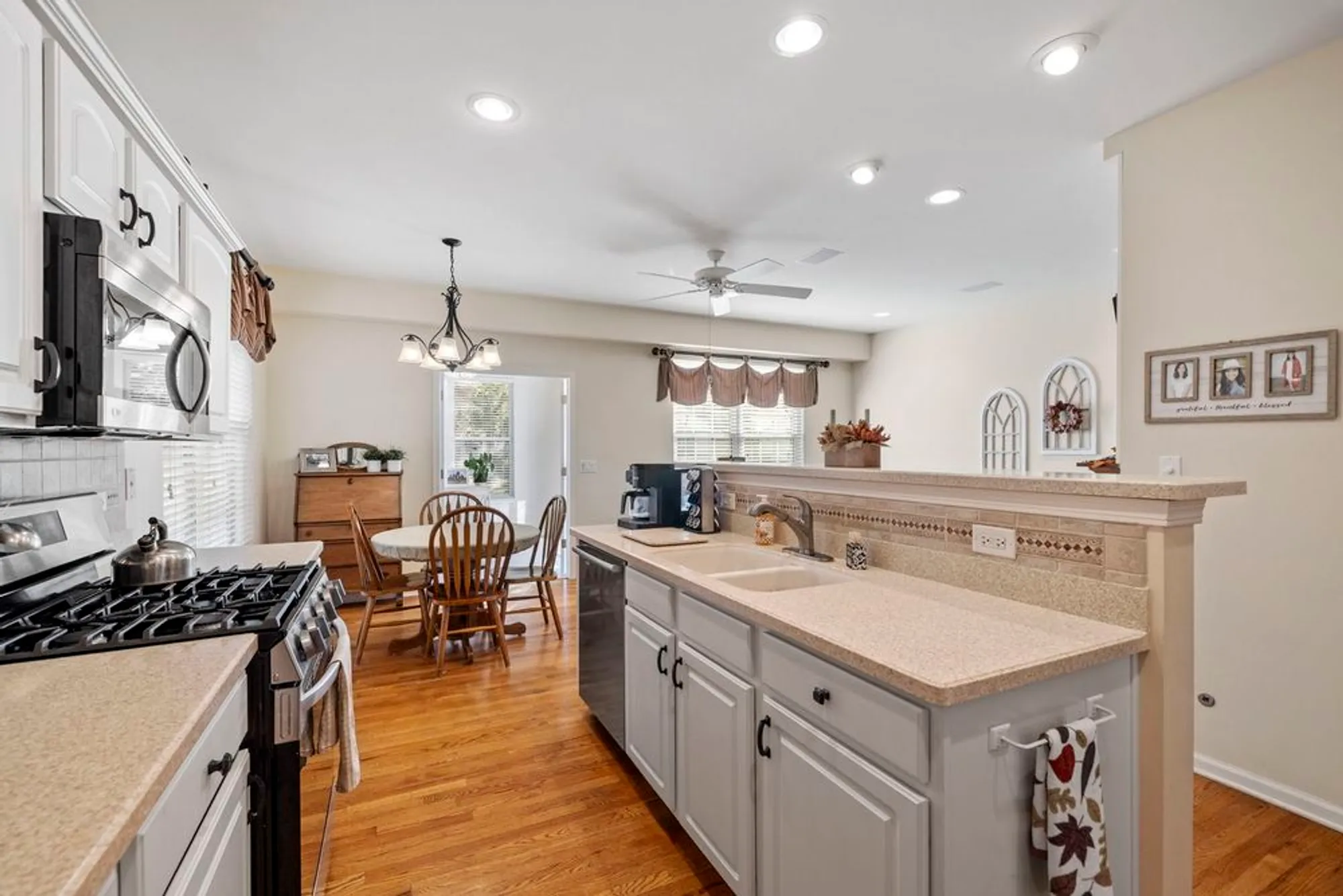 Property Slideshow image 6 of 28 | 16415 grandwood lake dr, Crest Hill, IL, 60403