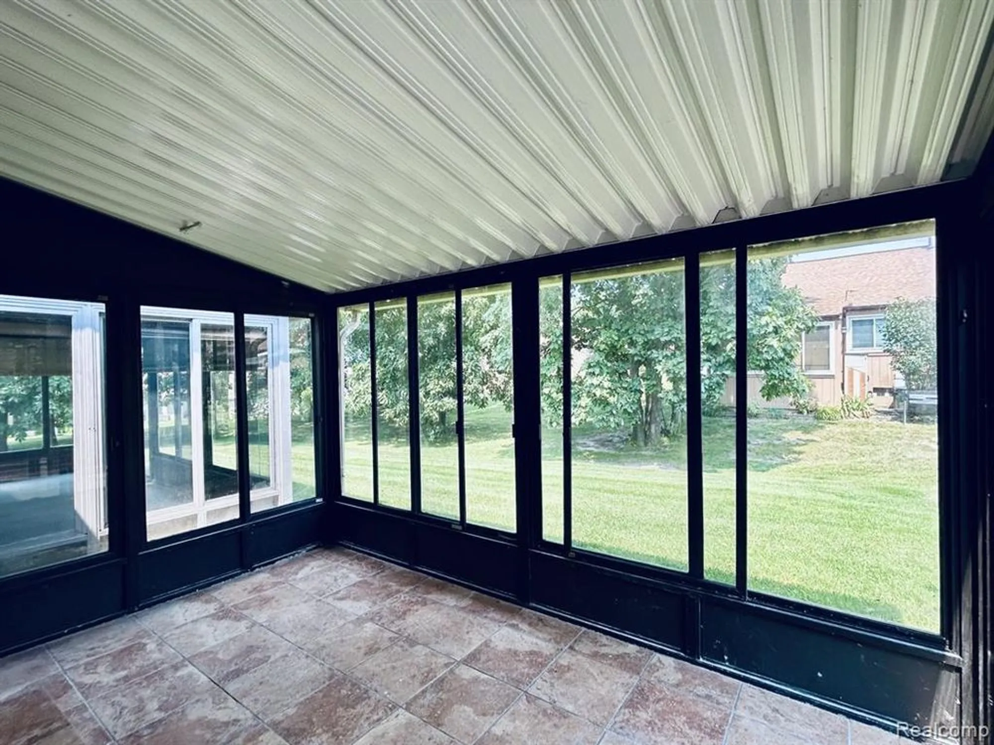 Property Slideshow image 16 of 27 | 25323 potomac dr # 2, South Lyon, MI, 48178