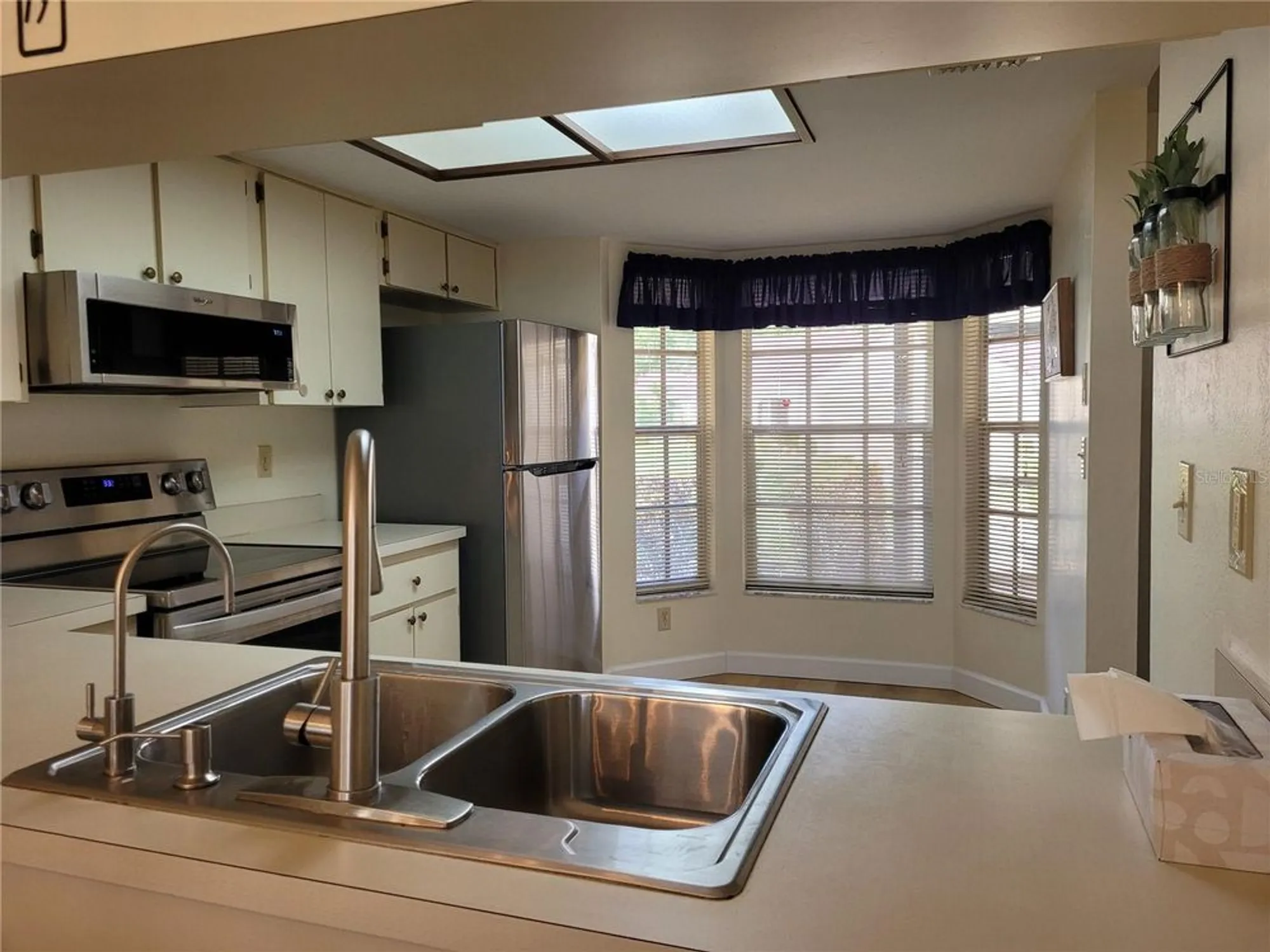 Property Slideshow image 5 of 23 | 946 madrid dr, Palm Harbor, FL, 34684