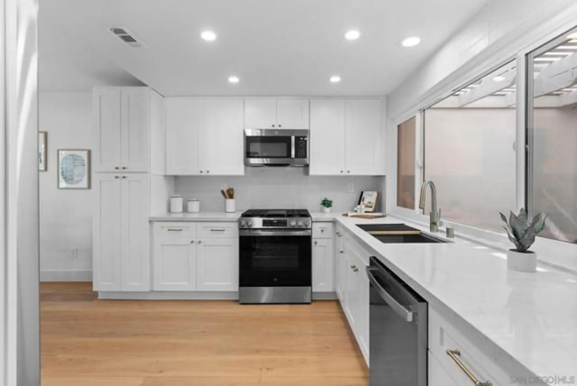 Property Slideshow image 10 of 34 | 4946 alicante way, Oceanside, CA, 92056