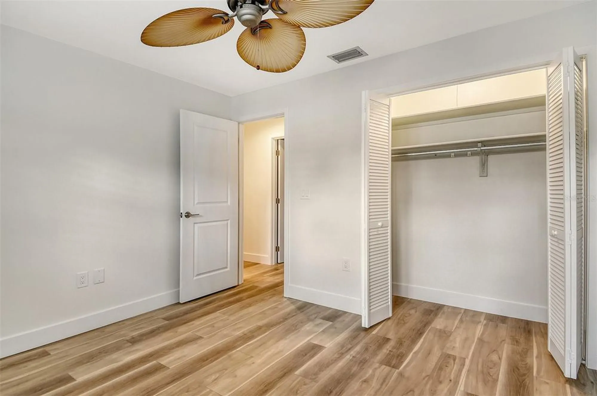 Property Slideshow image 33 of 65 | 119 whispering sands cir # v36, Sarasota, FL, 34242