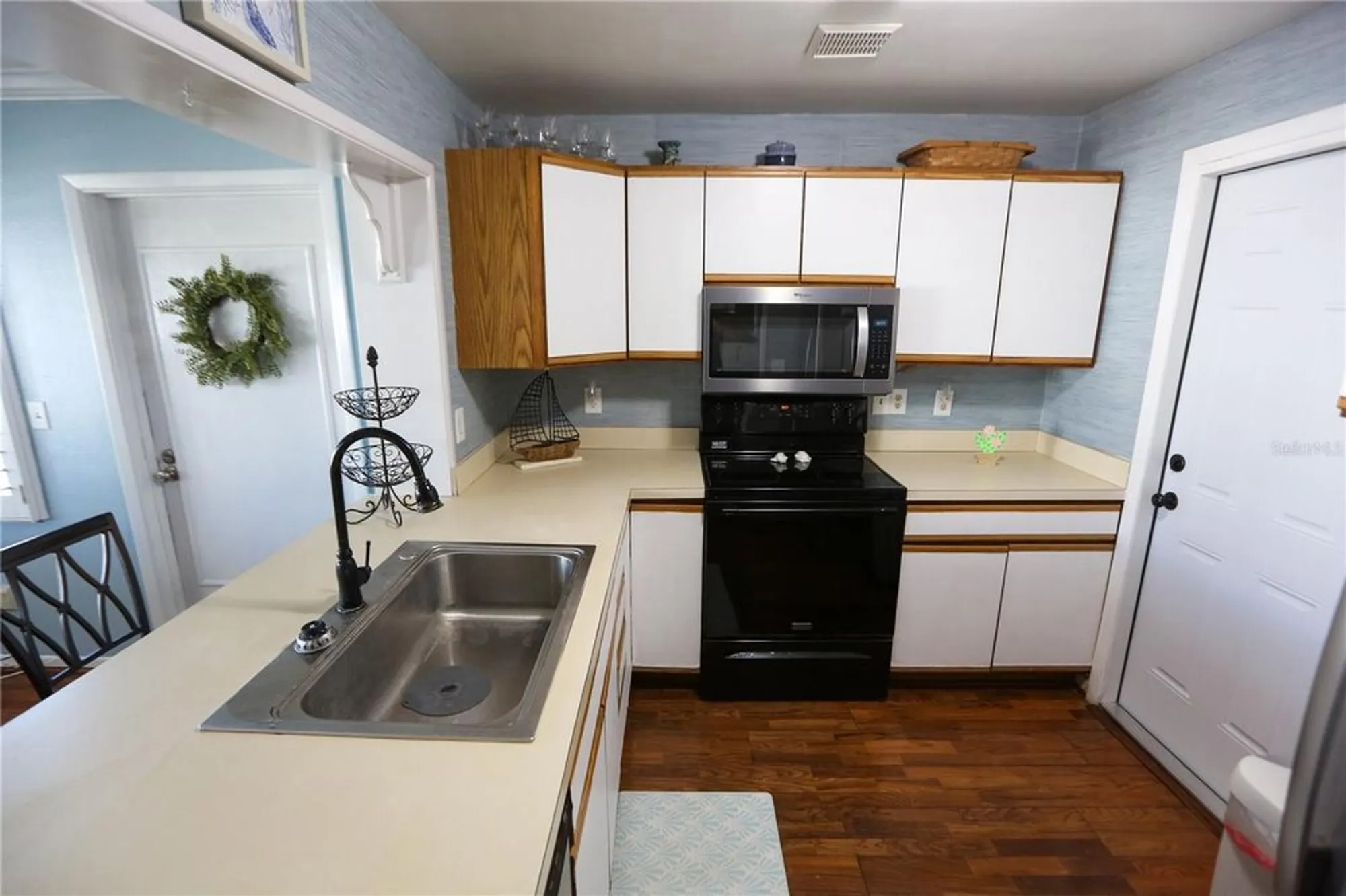 Property Slideshow image 9 of 39 | 9128 142nd st, Seminole, FL, 33776
