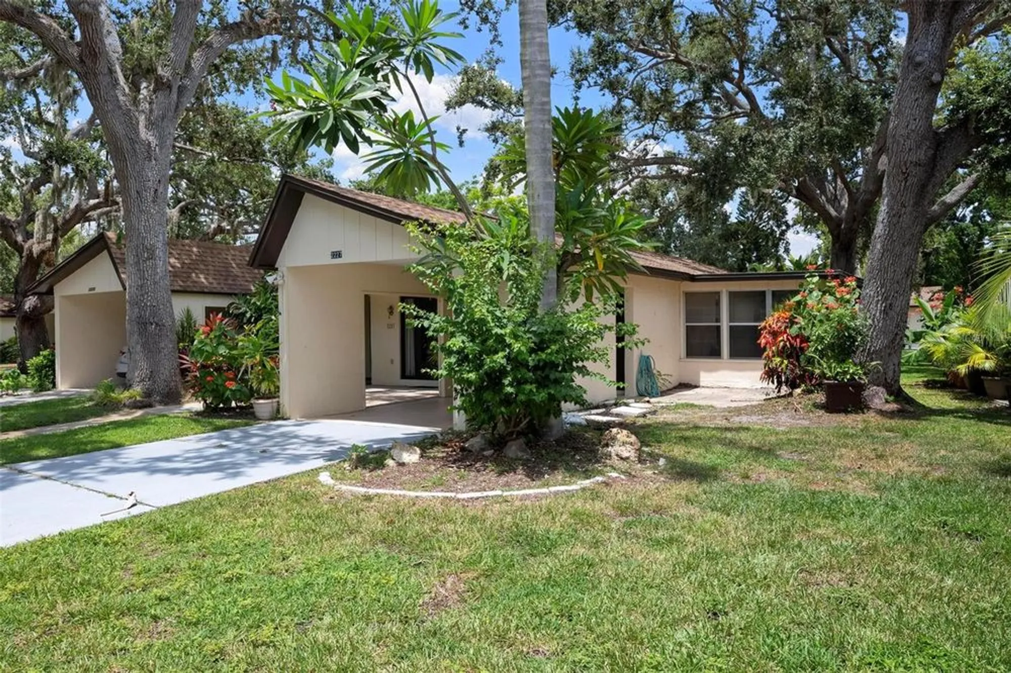 Property Slideshow image 2 of 25 | 2227 circlewood dr # 52, Sarasota, FL, 34231