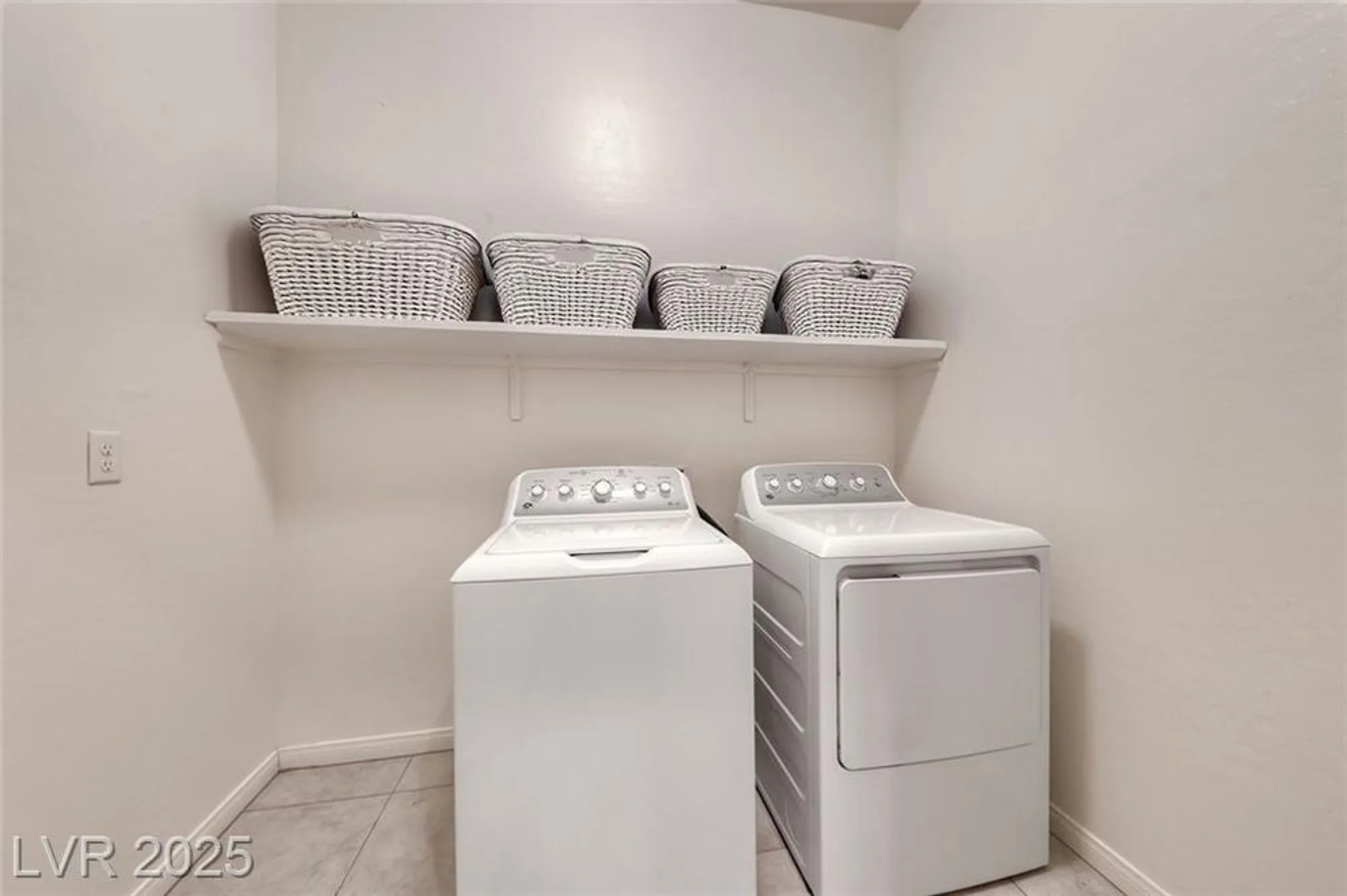 Property Slideshow image 39 of 78 | 32 tatahatso point st, Henderson, NV, 89011
