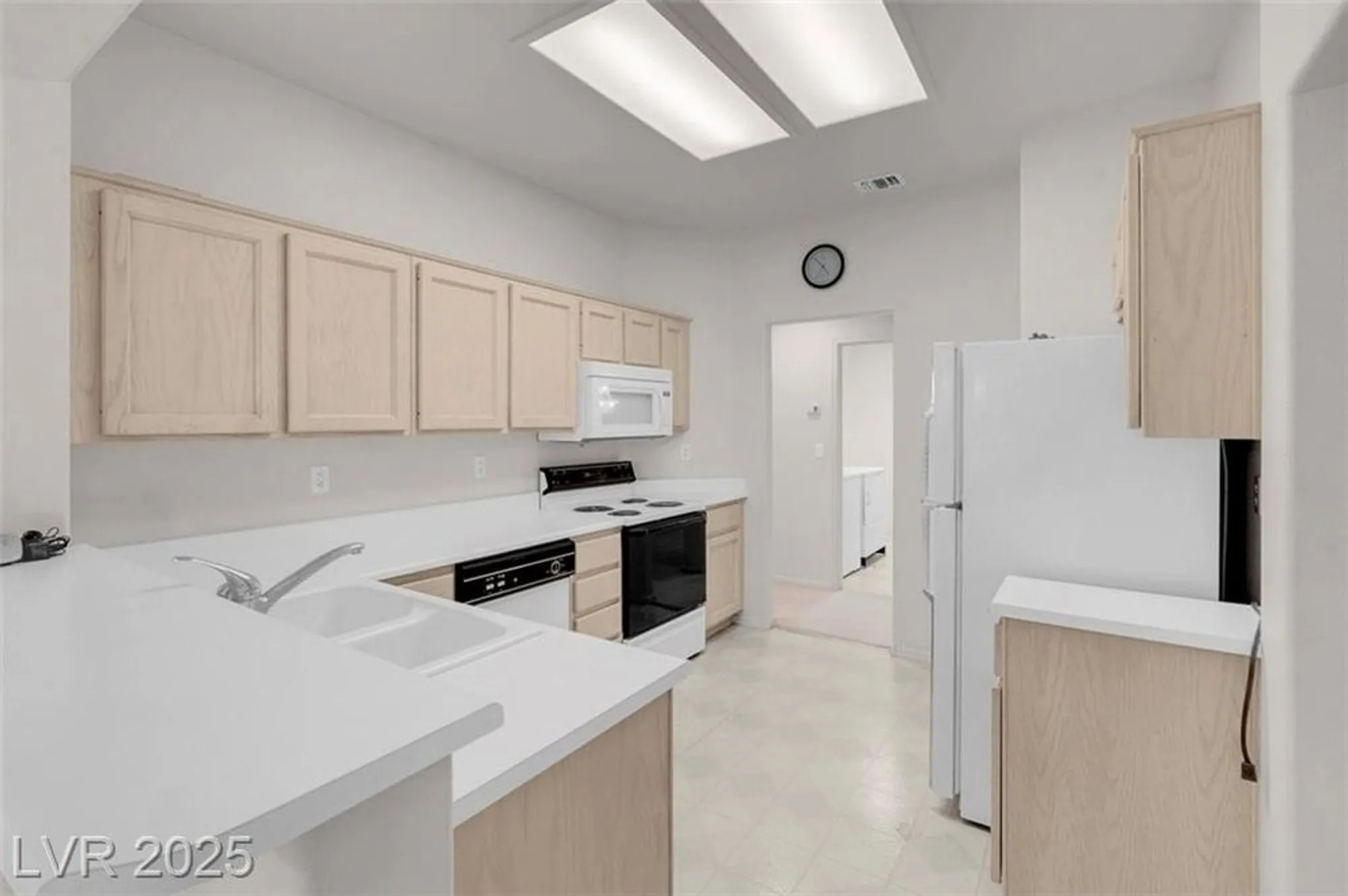 Property Slideshow image 15 of 38 | 10013 cresent creek dr, Las Vegas, NV, 89134