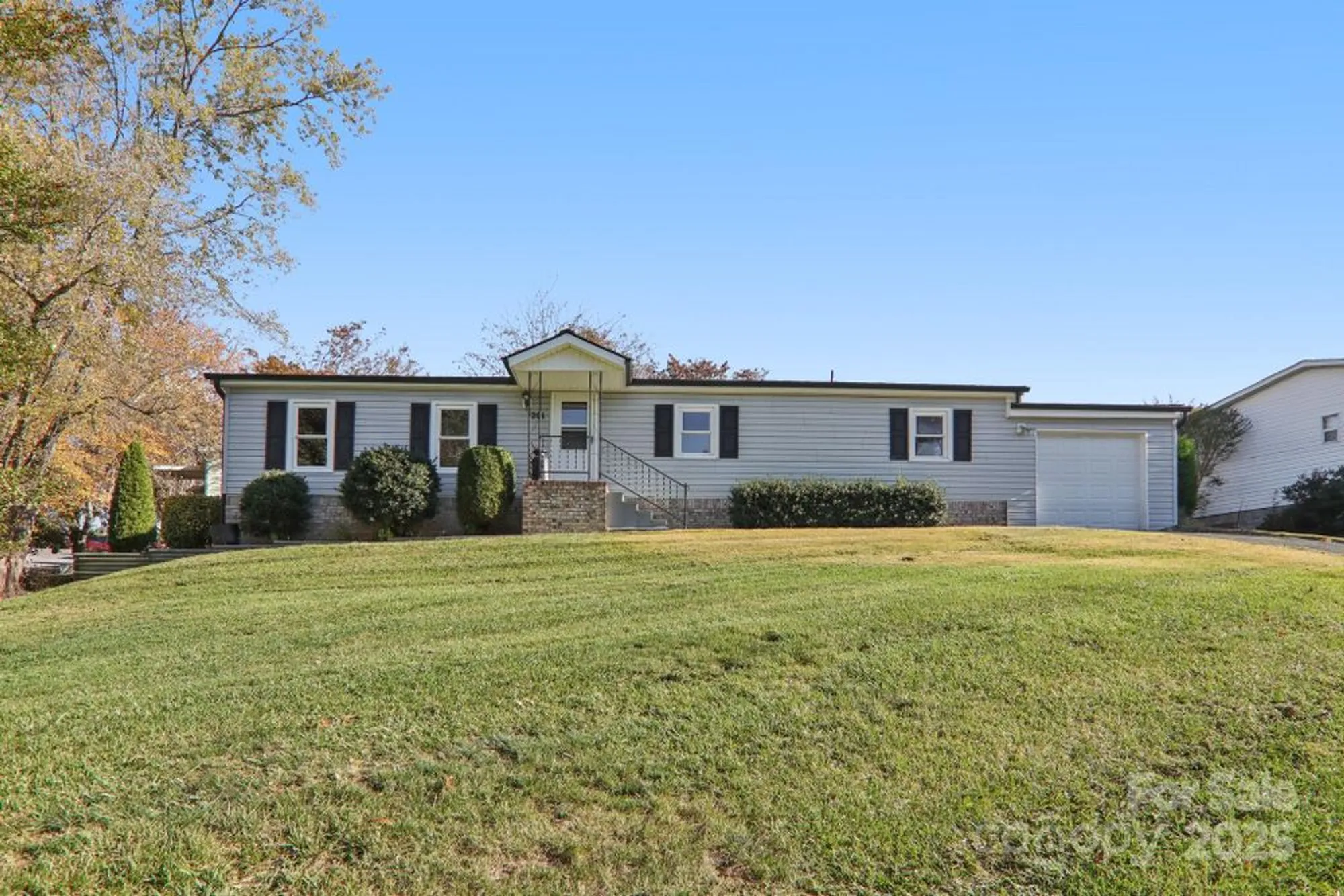 Property Slideshow image 2 of 44 | 201 cranbrook cir, Hendersonville, NC, 28792