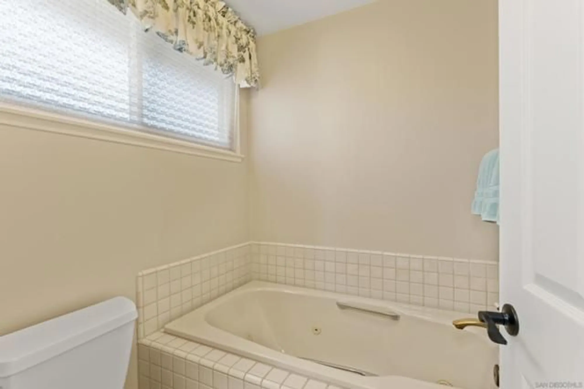 Property Slideshow image 22 of 37 | 18018 calle estepona, San Diego, CA, 92128