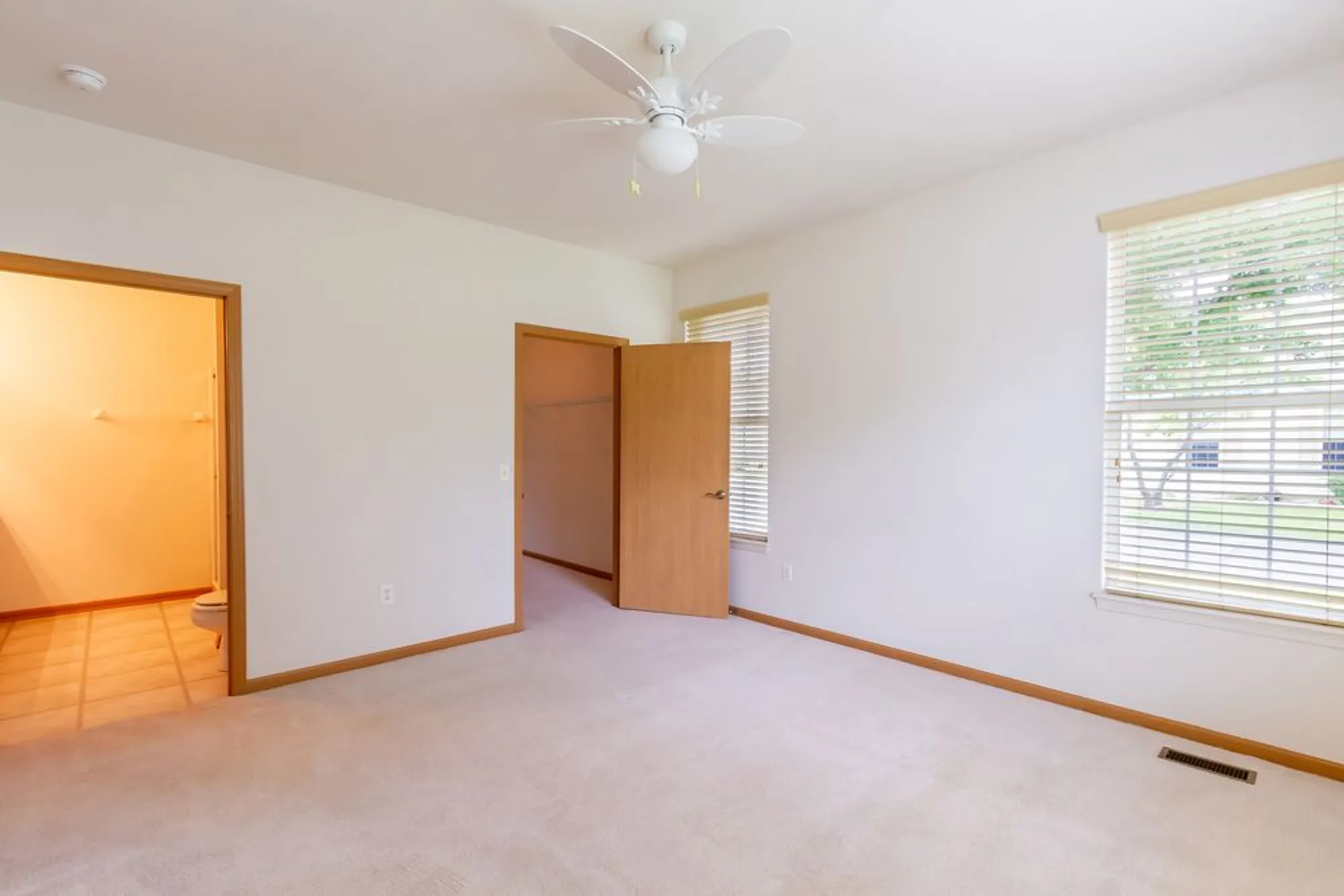 Property Slideshow image 17 of 28 | 1508 w ludington cir, Romeoville, IL, 60446