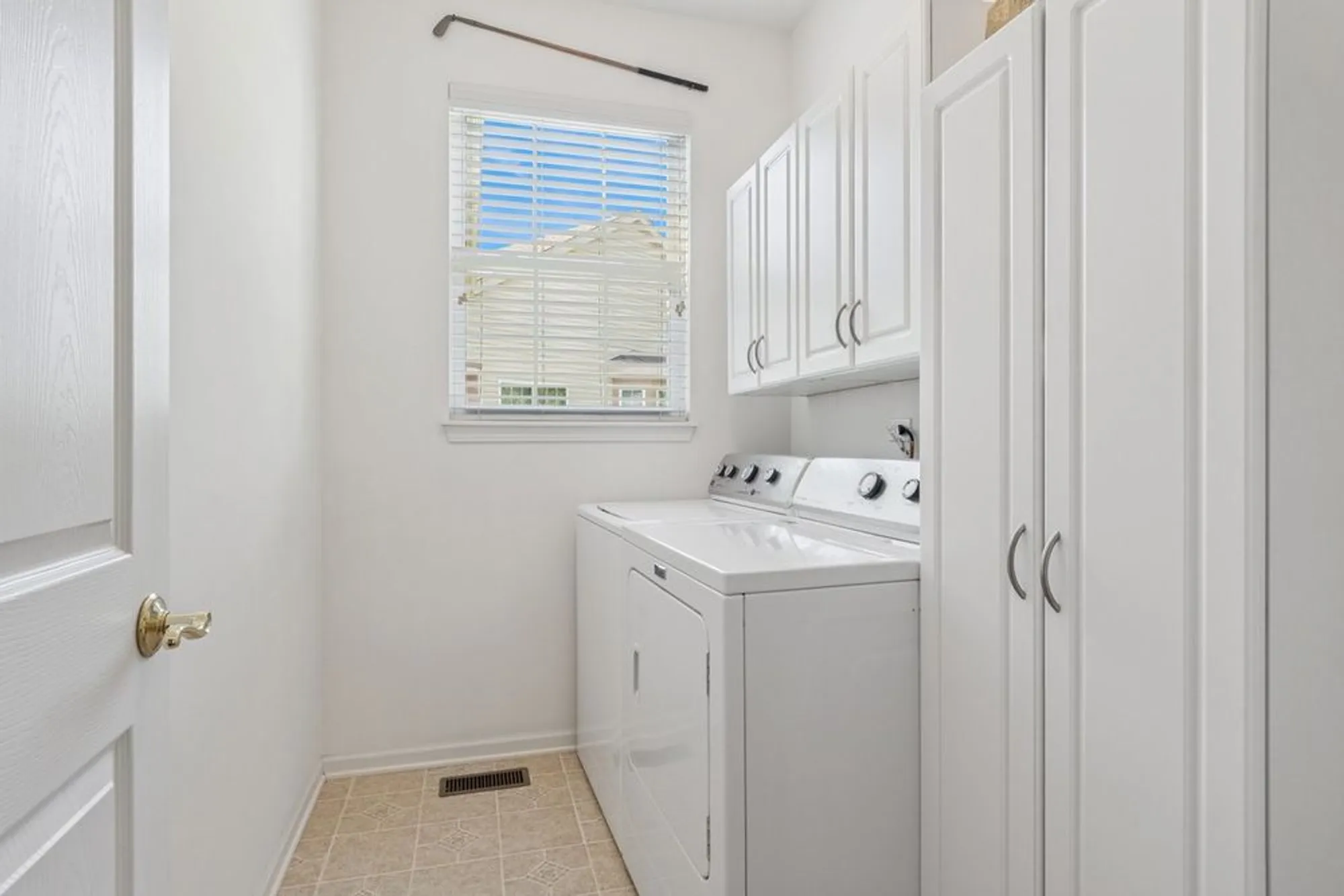 Property Slideshow image 22 of 40 | 1504 mansfield dr, Aurora, IL, 60502