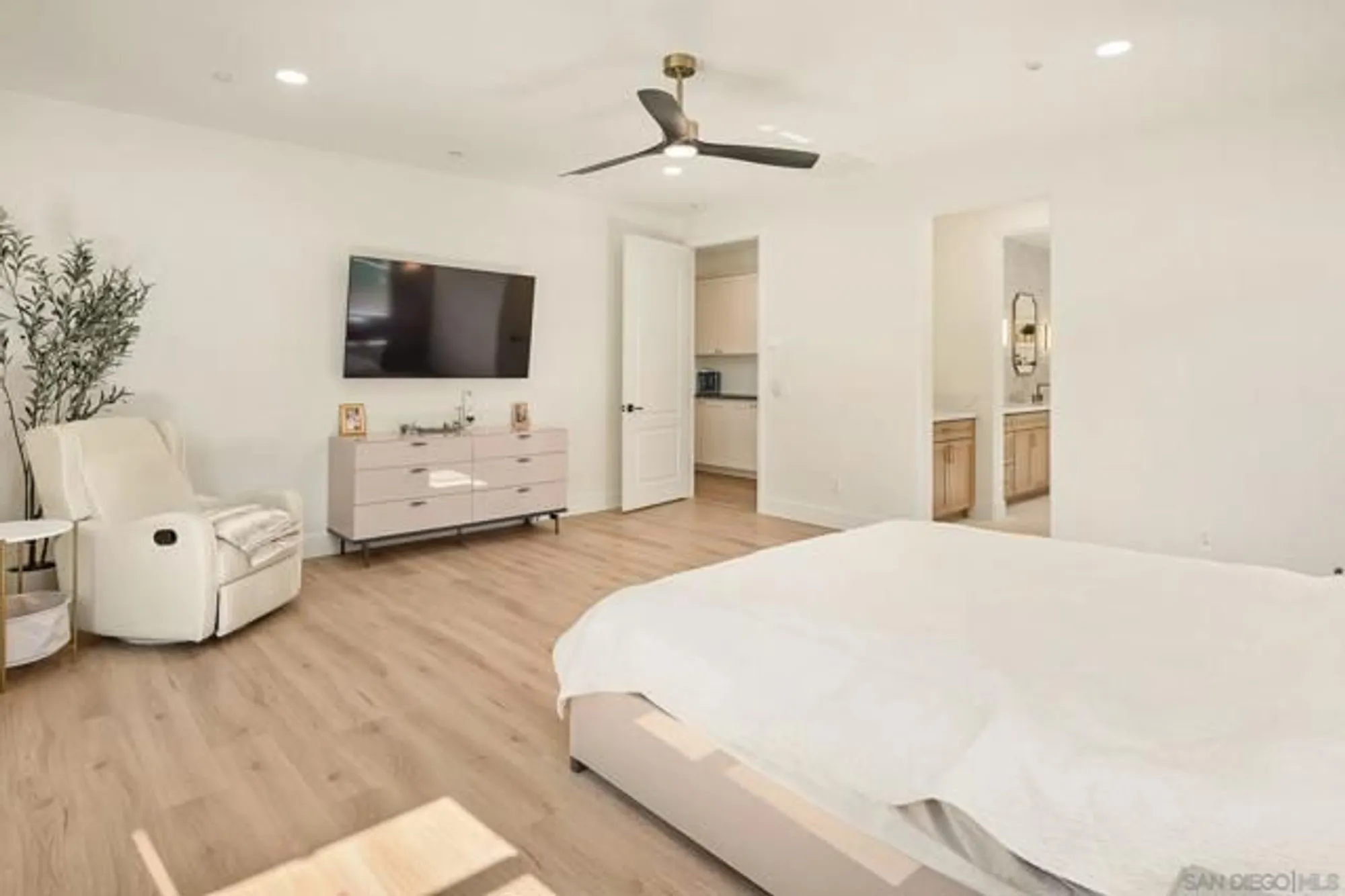 Property Slideshow image 36 of 61 | 10528 pinion trl, Escondido, CA, 92026