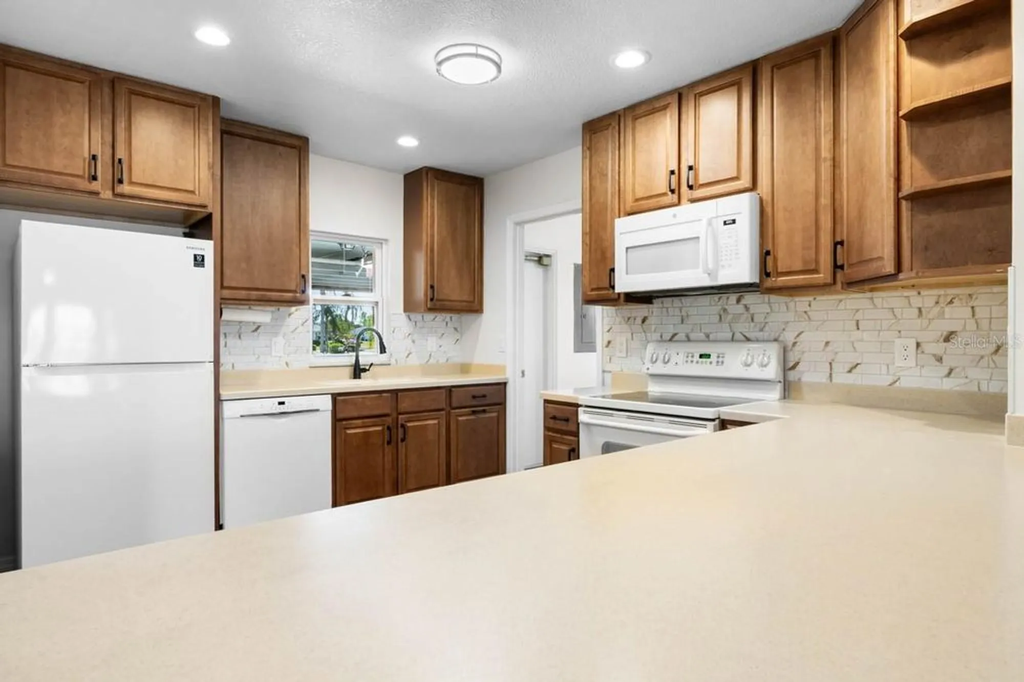 Property Slideshow image 16 of 34 | 1002 strawpocket pl, Sun City Center, FL, 33573