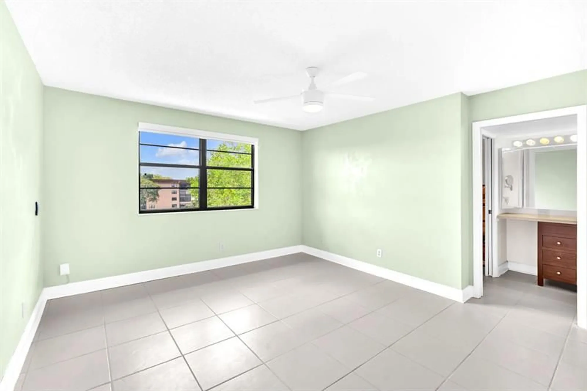 Property Slideshow image 16 of 26 | 4930 e sabal palm blvd 414, Tamarac, FL, 33319