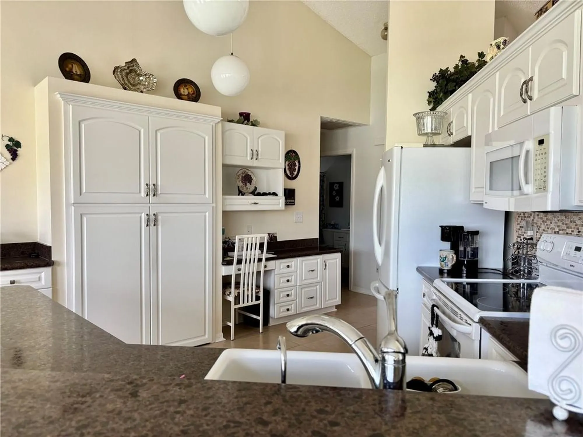 Property Slideshow image 11 of 35 | 2002 e del webb blvd, Sun City Center, FL, 33573