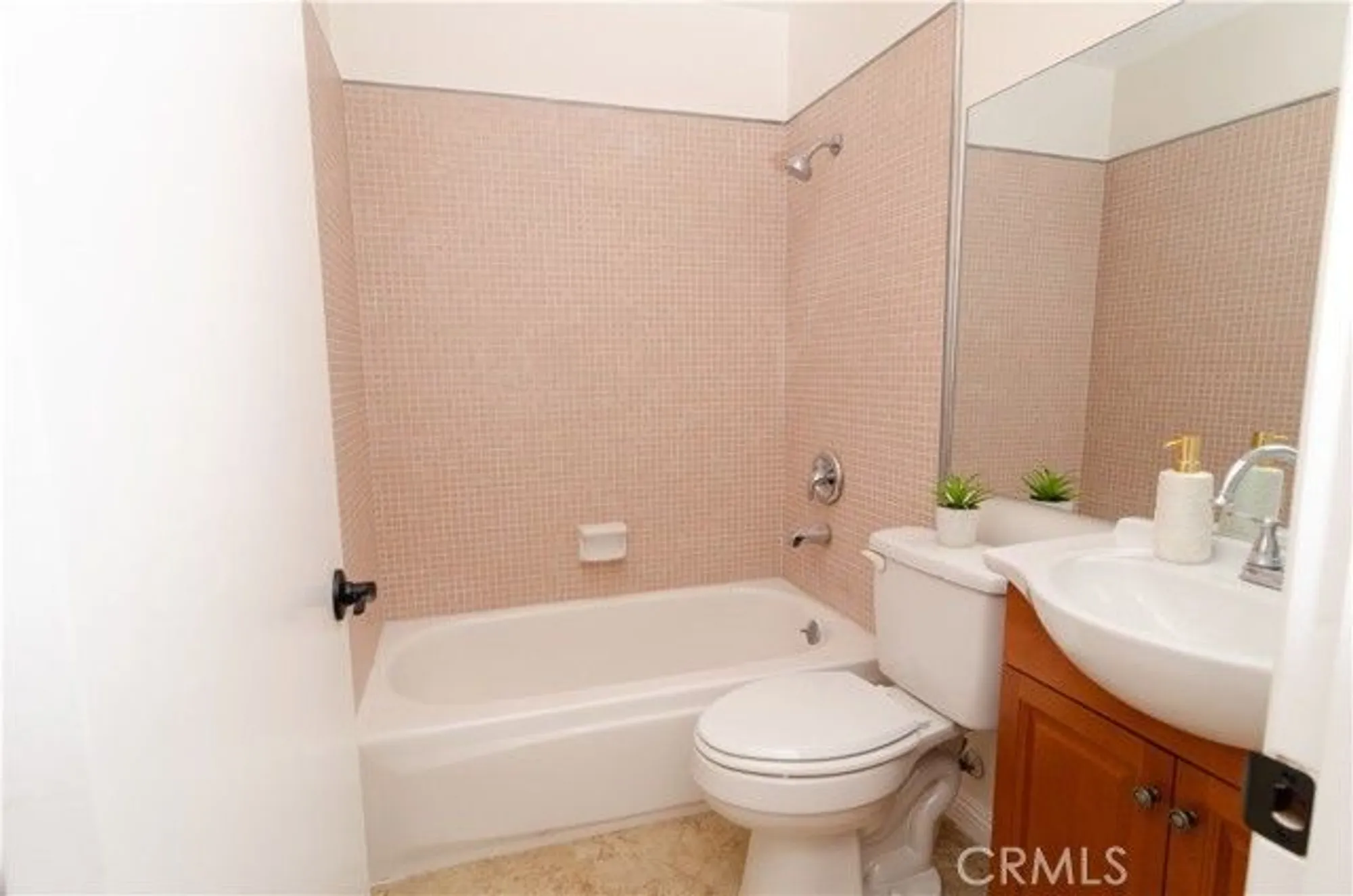 Property Slideshow image 35 of 44 | 26701 oak branch cir, Newhall, CA, 91321
