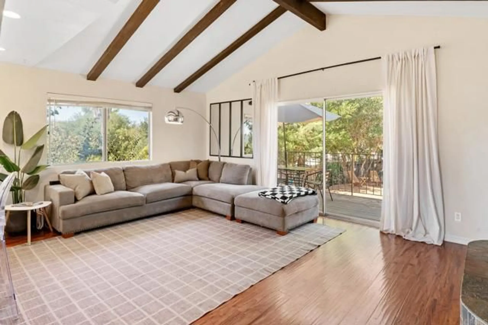 Property Slideshow image 11 of 53 | 10512 moon view way, Escondido, CA, 92026