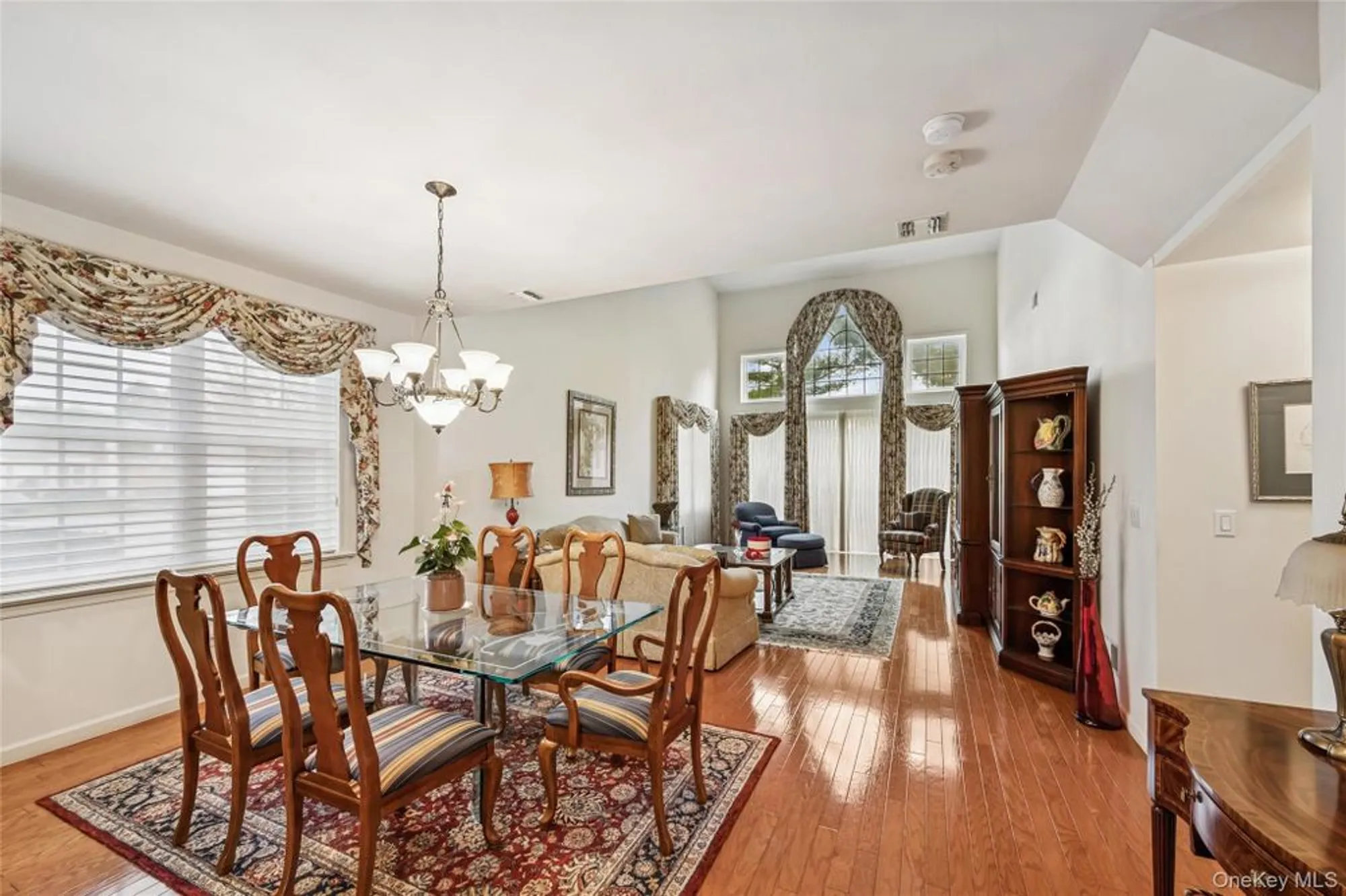 Property Slideshow image 7 of 20 | 652 balfour pl, Melville, NY, 11747