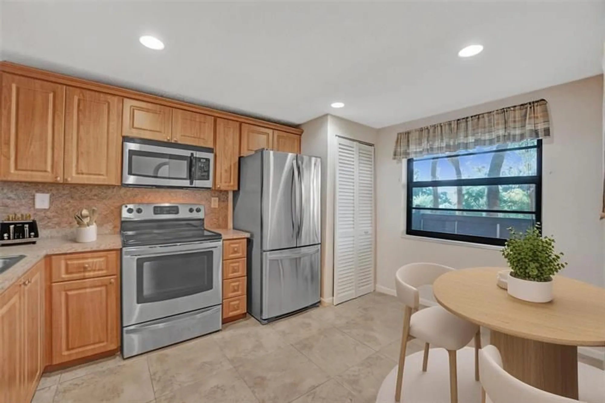 Property Slideshow image 4 of 29 | 900 colony point cir apt 221, Pembroke Pines, FL, 33026