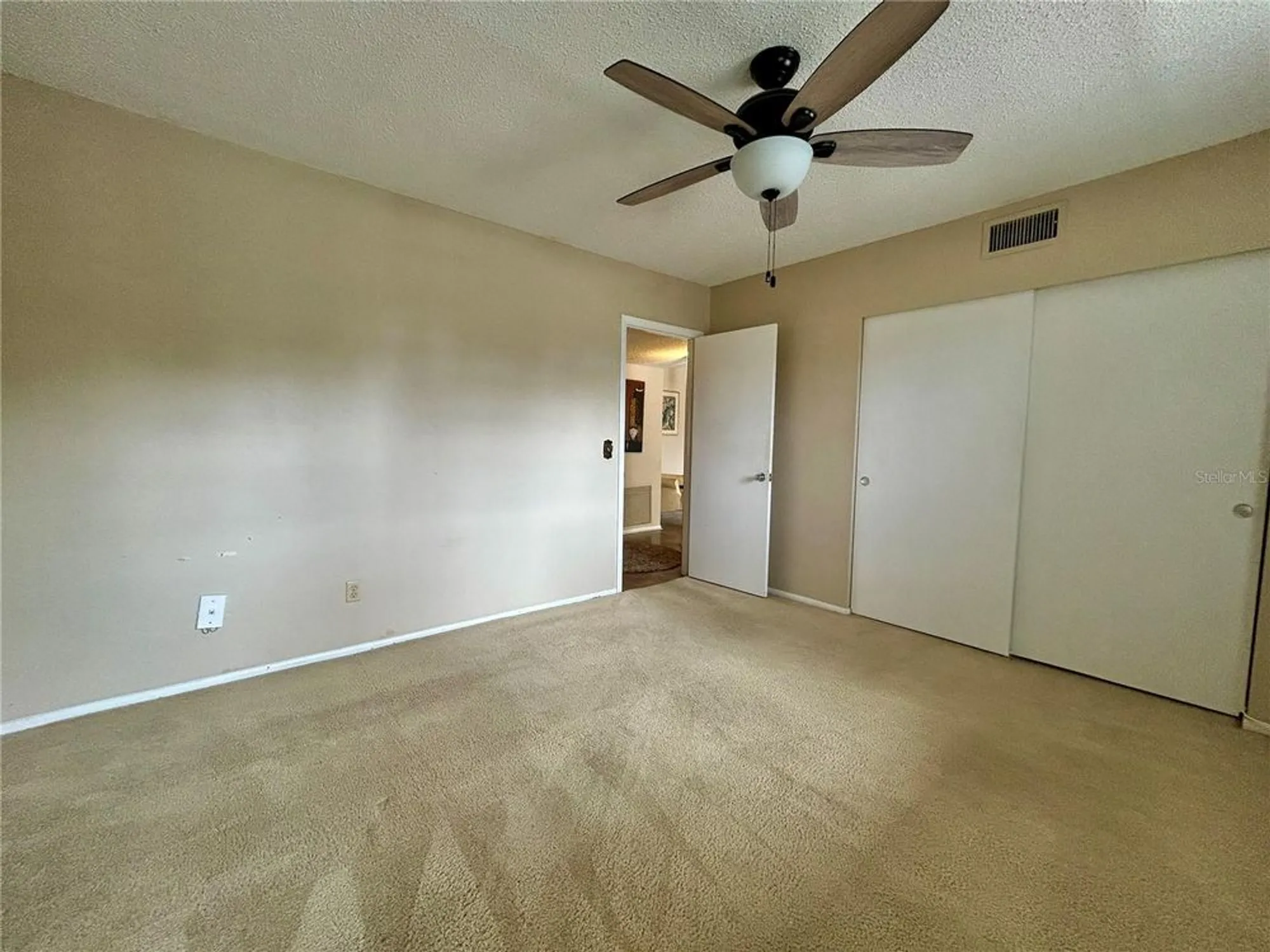 Property Slideshow image 25 of 48 | 2402 ecuadorian way apt 28, Clearwater, FL, 33763