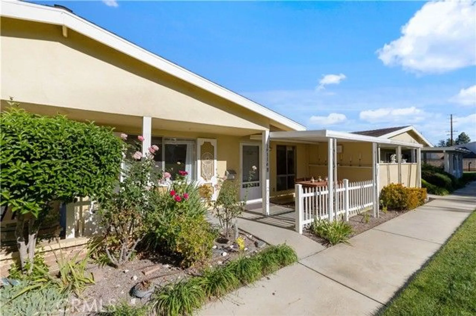 Property Slideshow image 2 of 30 | 19116 avenue of the oaks unit b, Newhall, CA, 91321