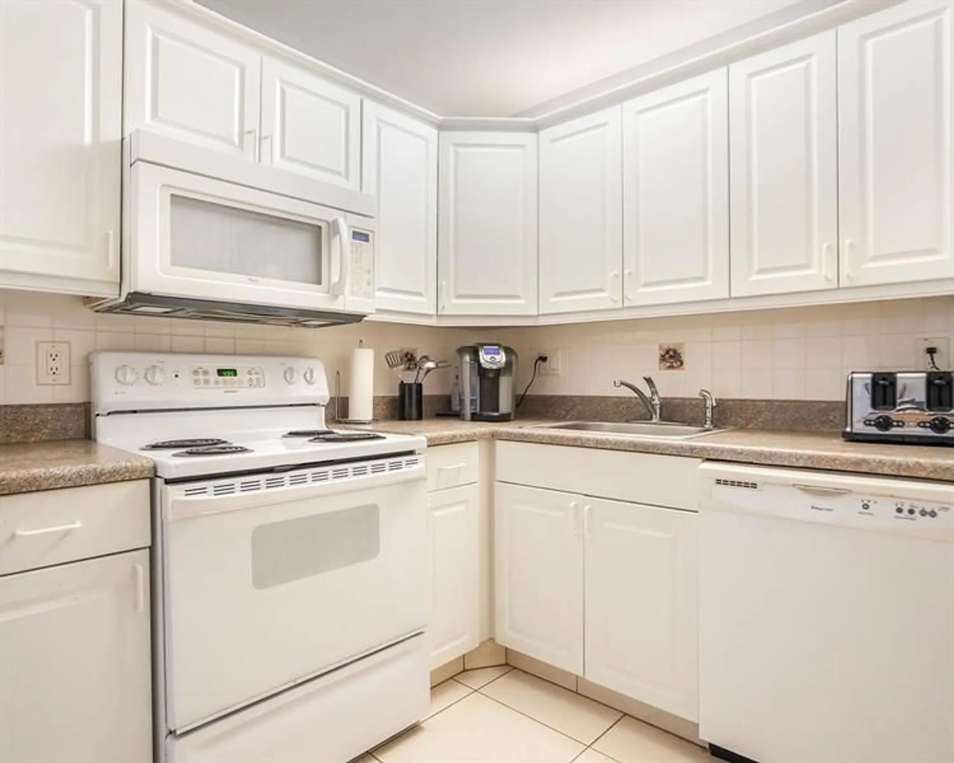 Property Slideshow image 2 of 22 | 4750 nw 22nd ct 204, Lauderhill, FL, 33313