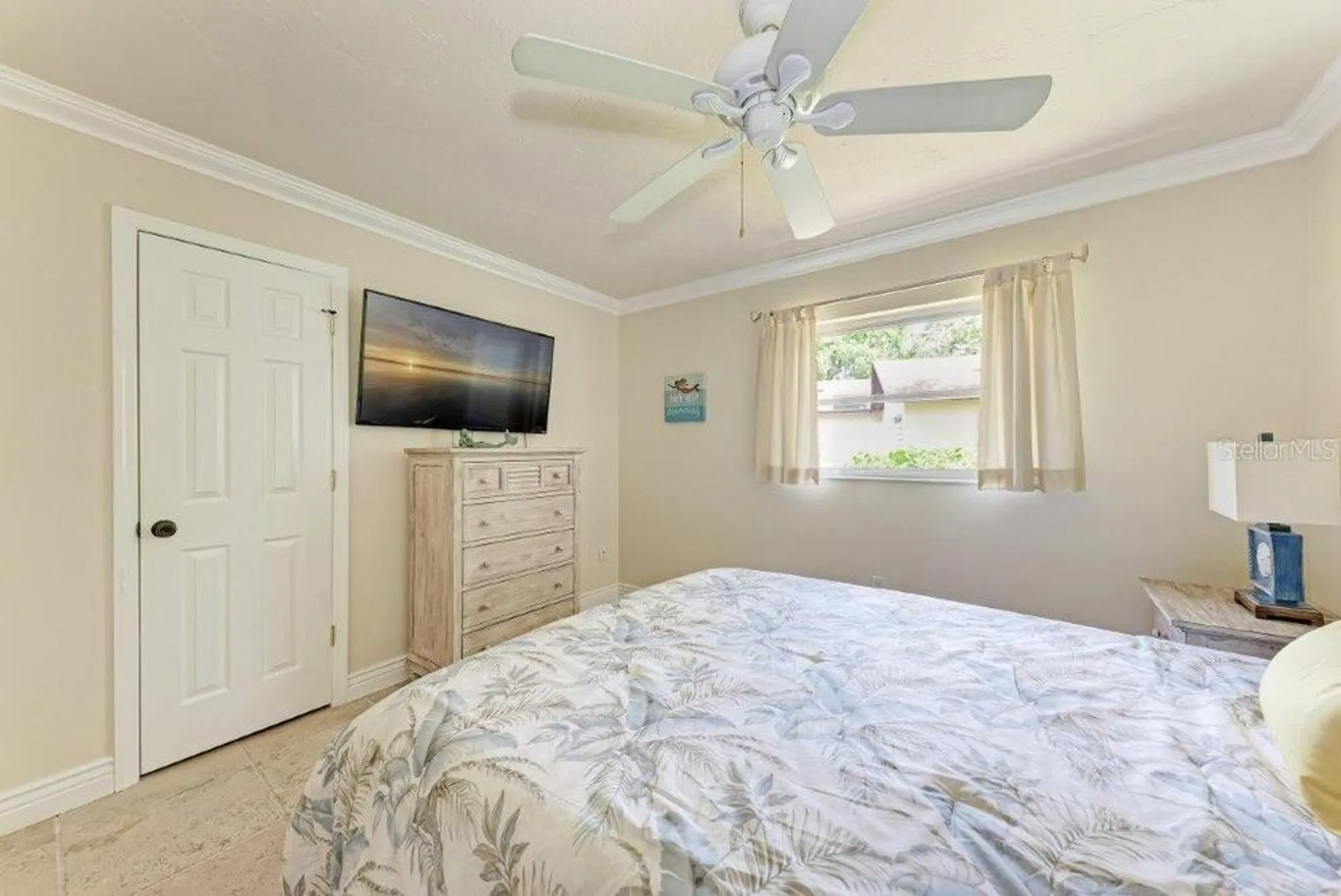 Property Slideshow image 18 of 31 | 2237 circlewood dr 18, Sarasota, FL, 34231