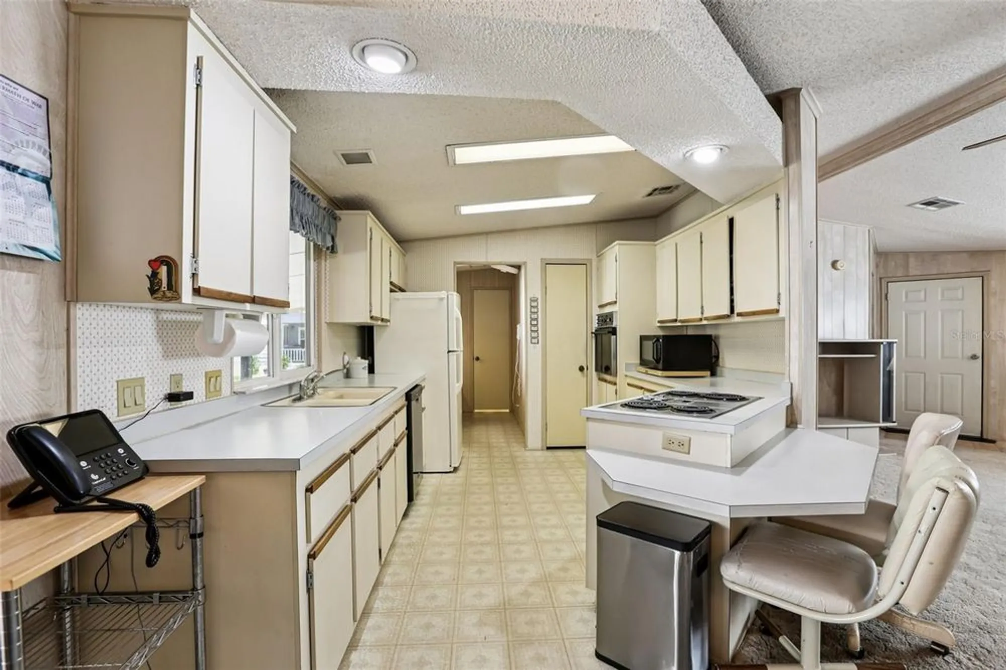 Property Slideshow image 11 of 42 | 4933 colonnades cir, Lakeland, FL, 33811