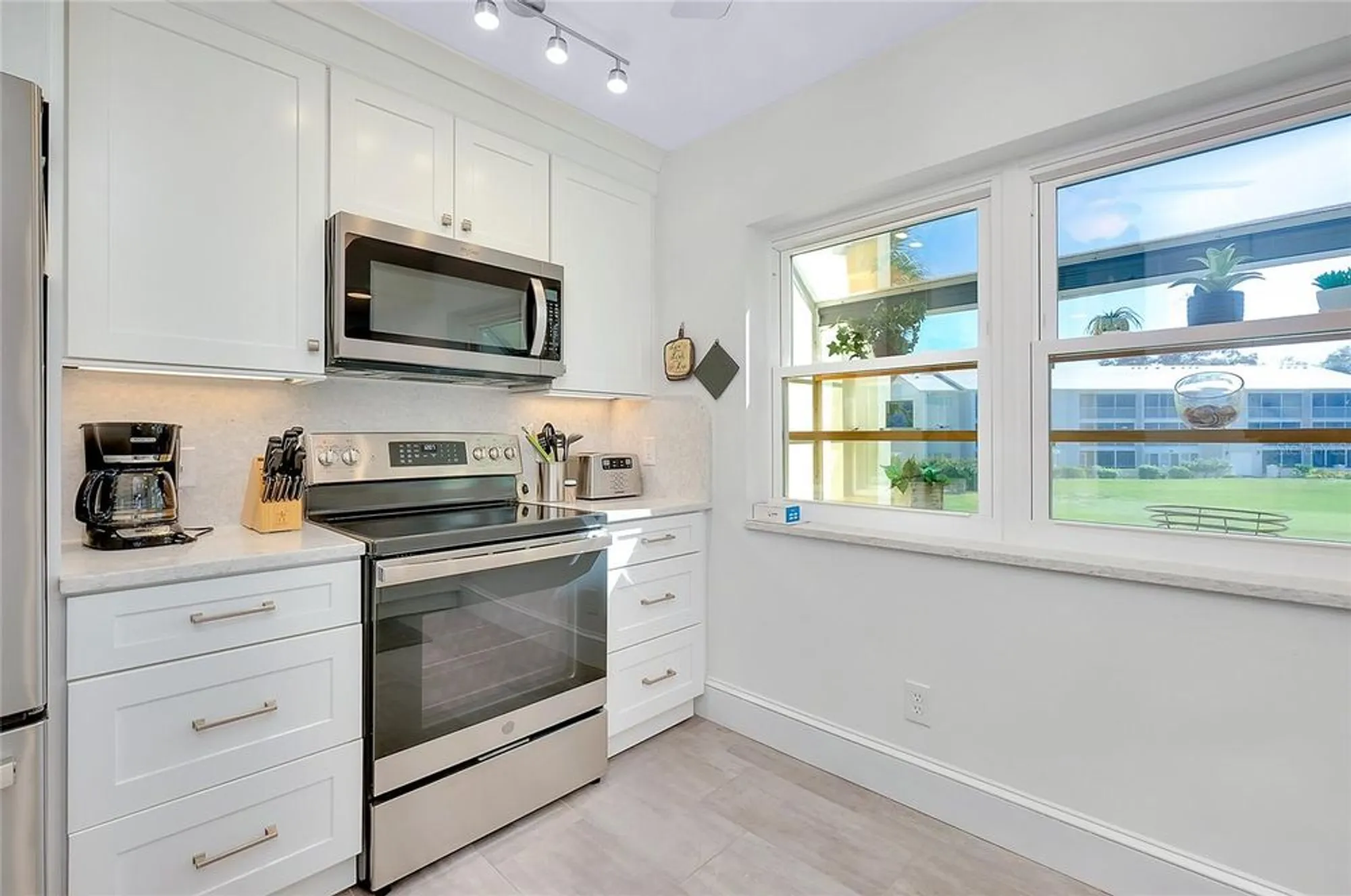 Property Slideshow image 10 of 68 | 433 cerromar ln 430, Venice, FL, 34293