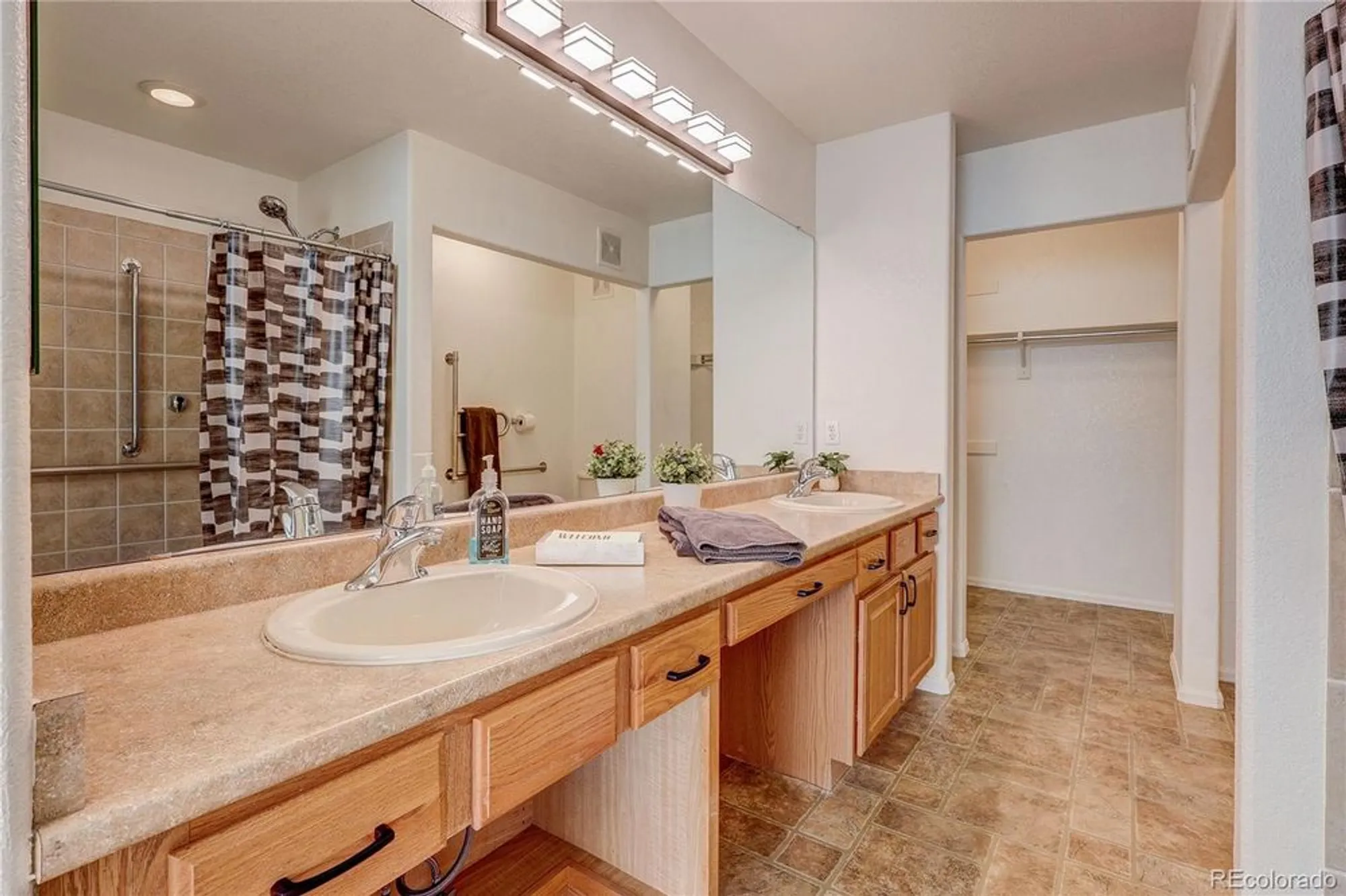 Property Slideshow image 21 of 45 | 22460 e heritage pkwy, Aurora, CO, 80016