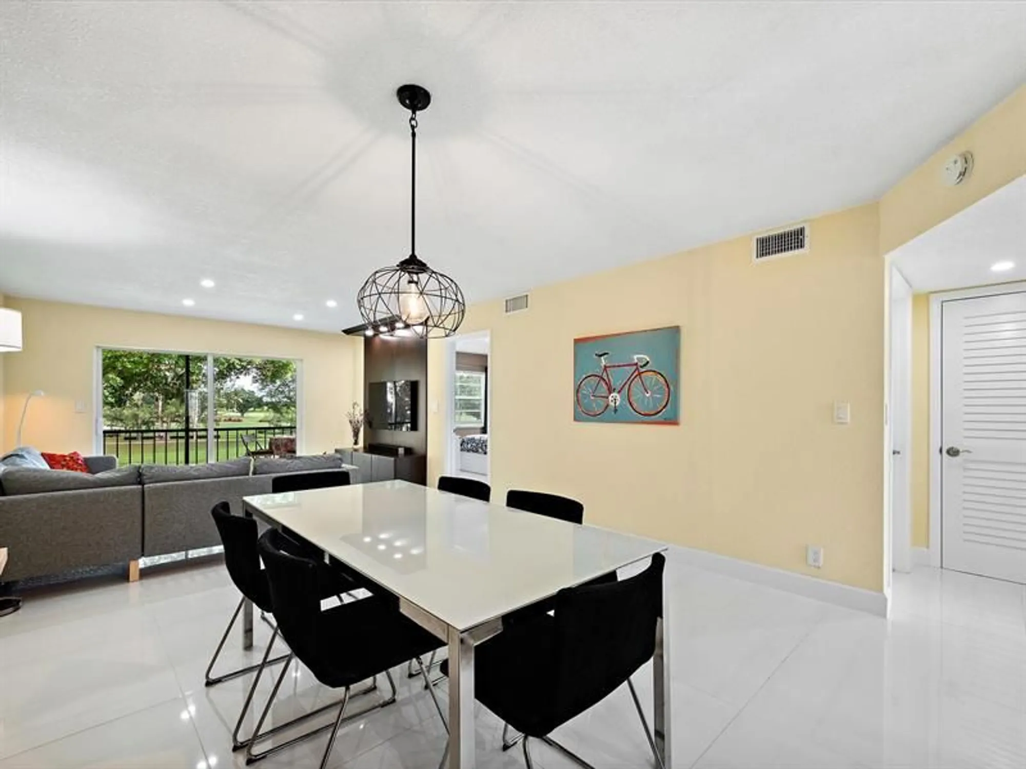 Property Slideshow image 14 of 44 | 9300 n hollybrook lake dr 303, Pembroke Pines, FL, 33025