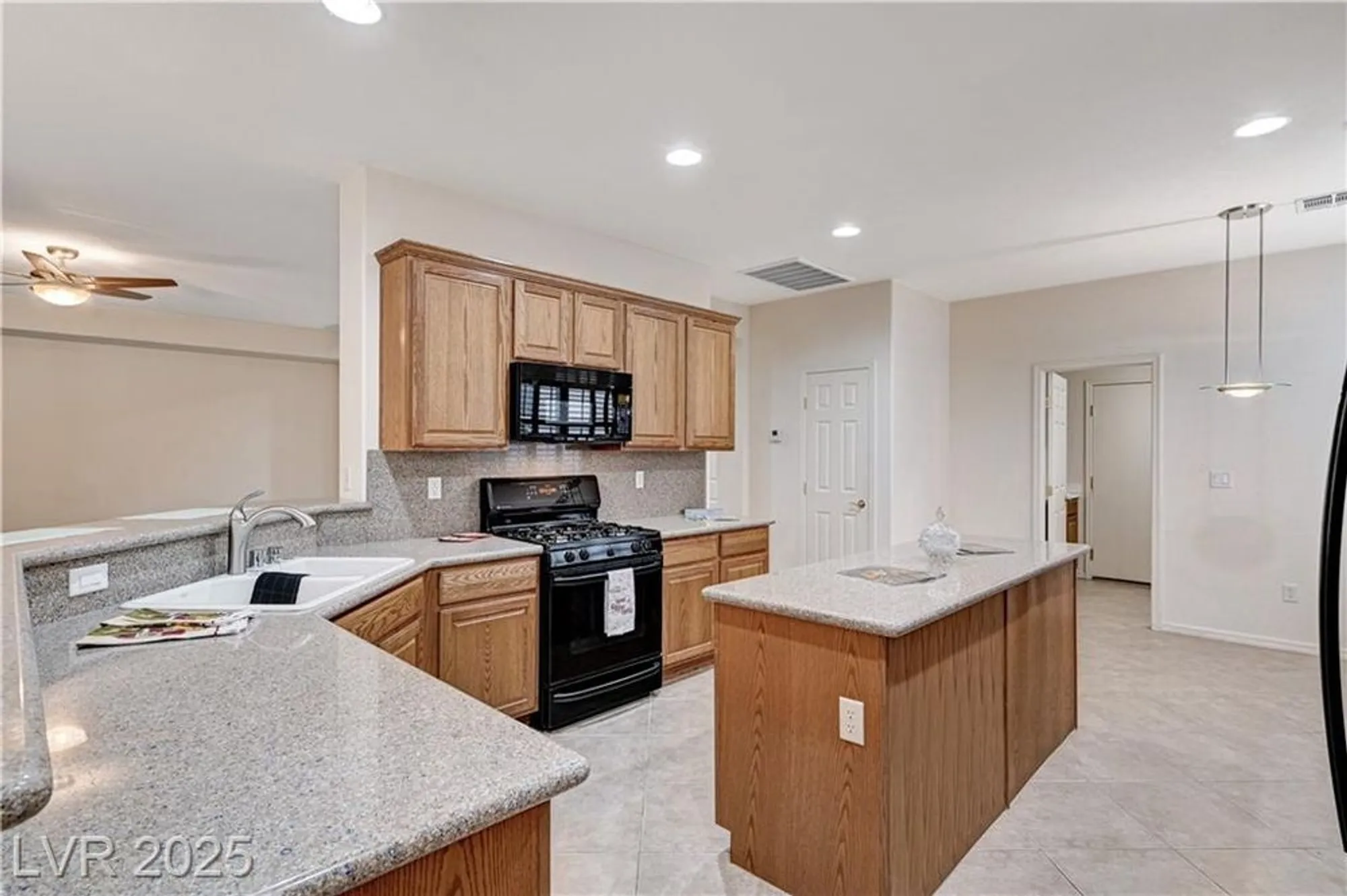 Property Slideshow image 15 of 96 | 10372 abisso dr, Las Vegas, NV, 89135