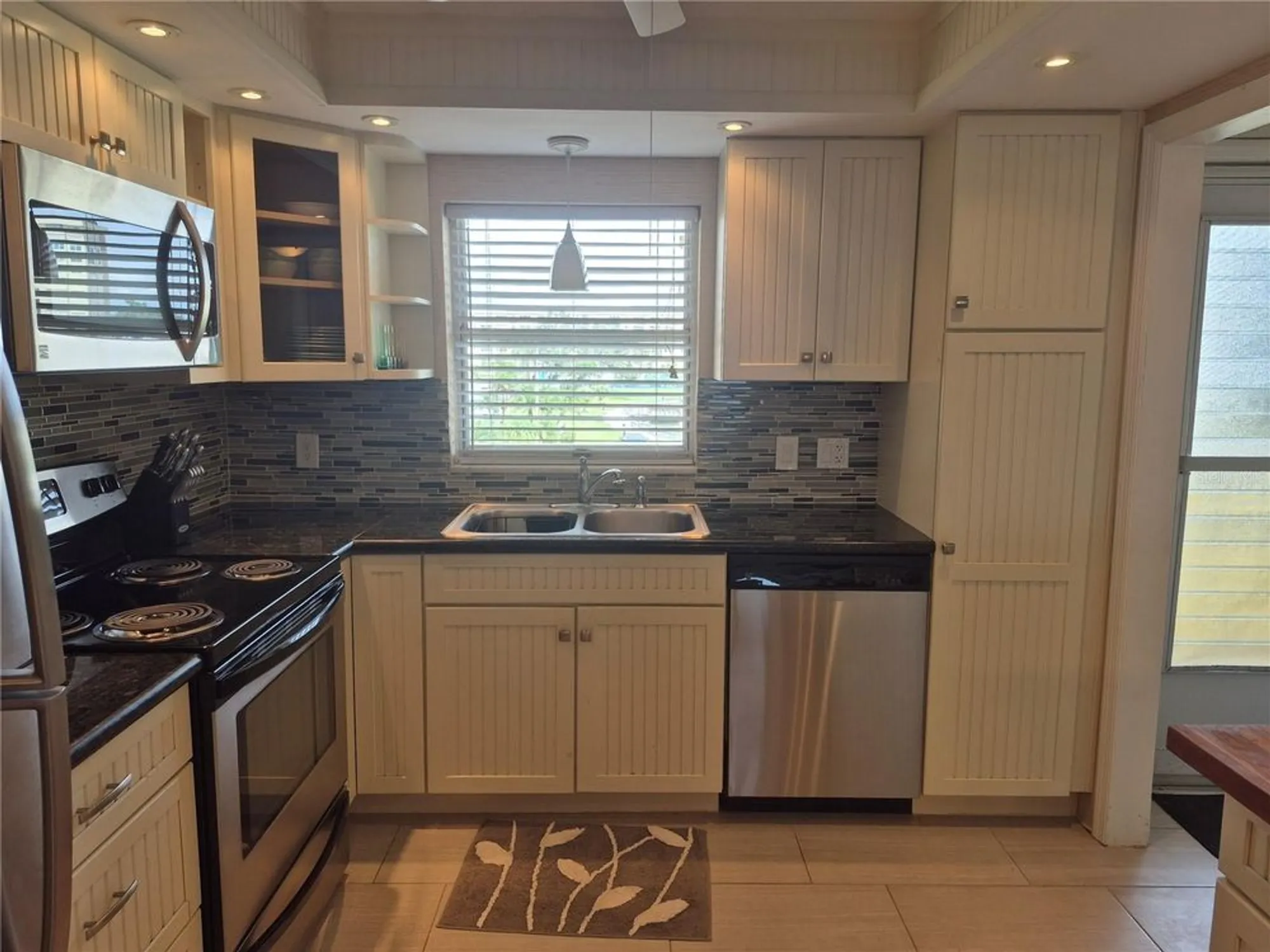 Property Slideshow image 5 of 25 | 4750 cove cir apt 304, St Petersburg, FL, 33708