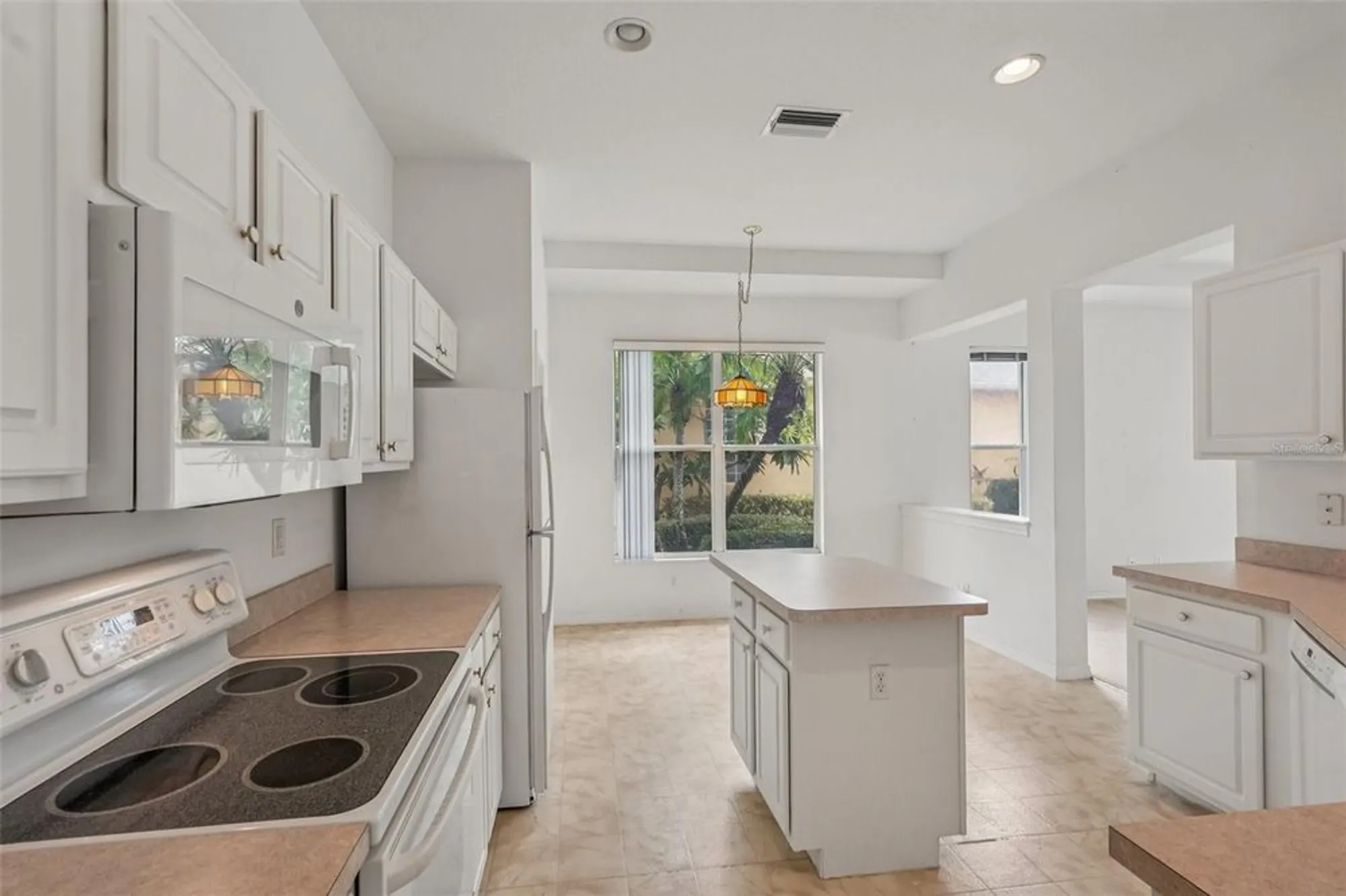 Property Slideshow image 11 of 61 | 2114 worthington greens dr, Sun City Center, FL, 33573