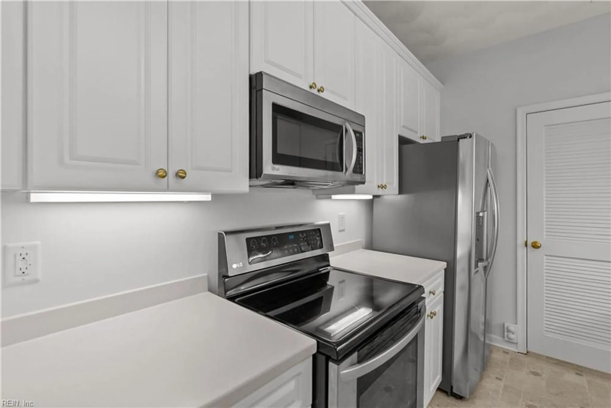 Property Slideshow image 7 of 41 | 3532 winding trail cir, Virginia Beach, VA, 23456