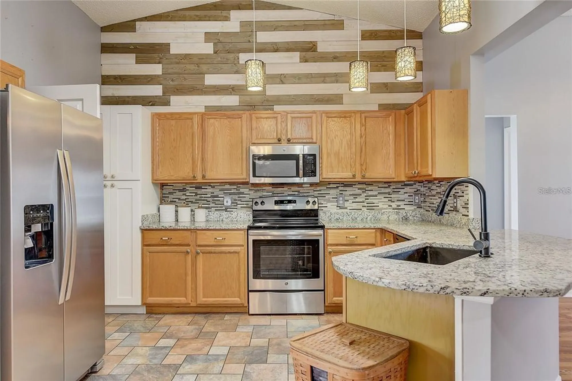 Property Slideshow image 8 of 43 | 25273 lost oak cir, Leesburg, FL, 34748