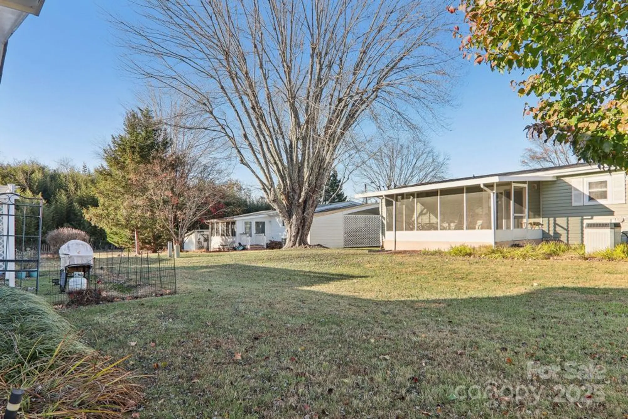 Property Slideshow image 36 of 48 | 302 meadowbrook ct, Hendersonville, NC, 28792