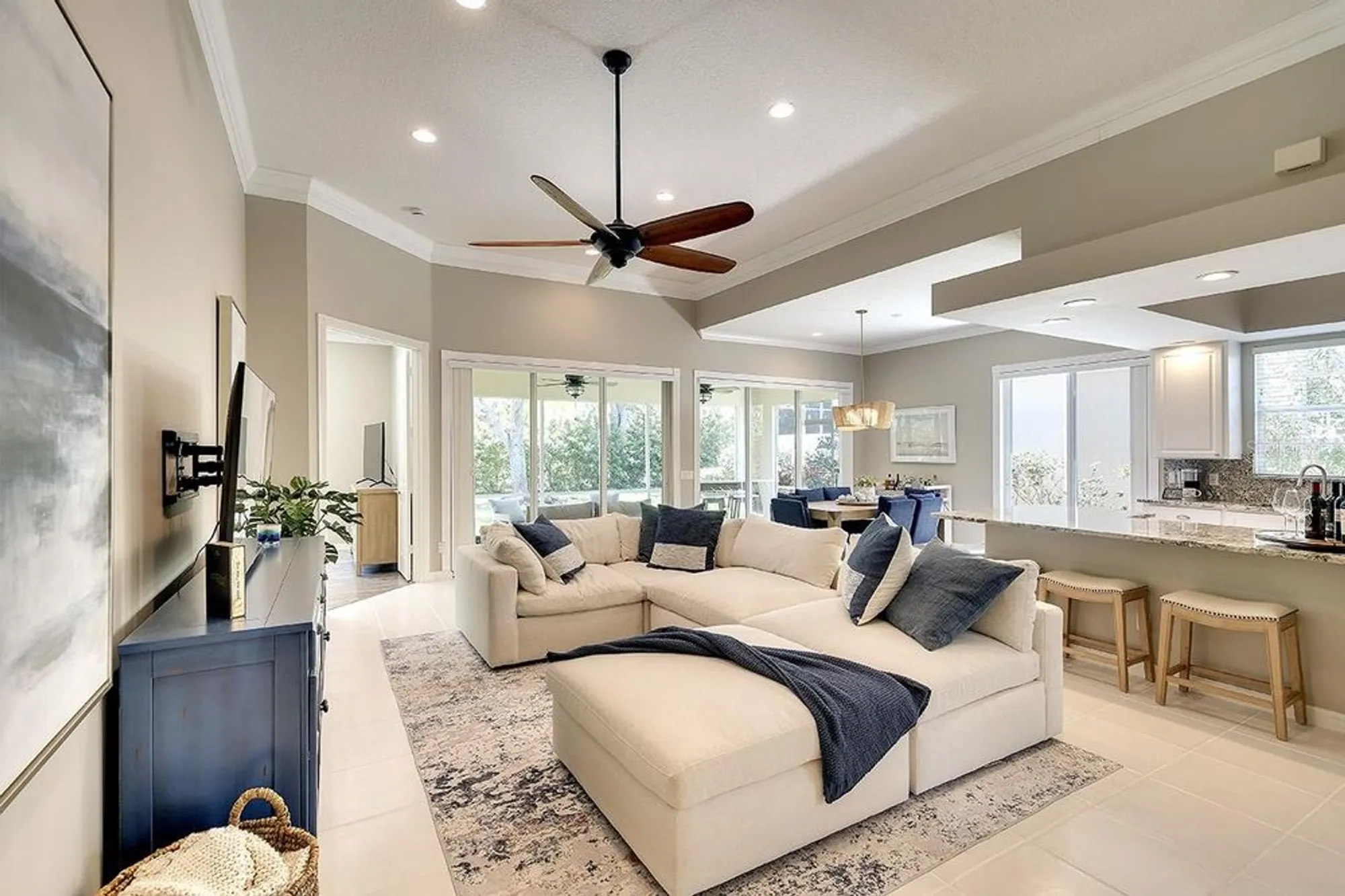 Property Slideshow image 13 of 50 | 5877 ferrara dr, Sarasota, FL, 34238