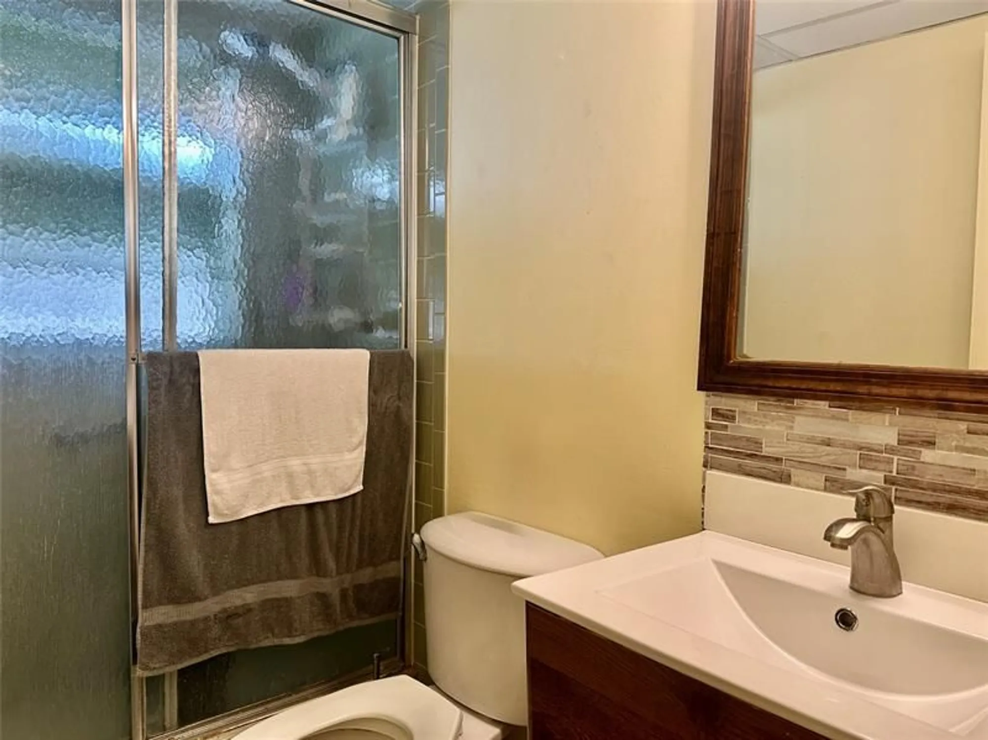 Property Slideshow image 10 of 17 | 1015 country club dr 307, Margate, FL, 33063