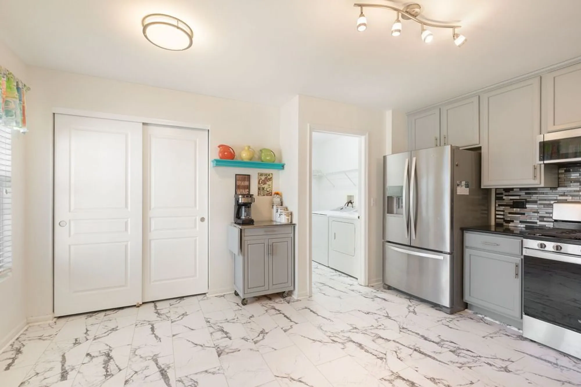 Property Slideshow image 6 of 16 | 94 w essington dr, Round Lake, IL, 60073