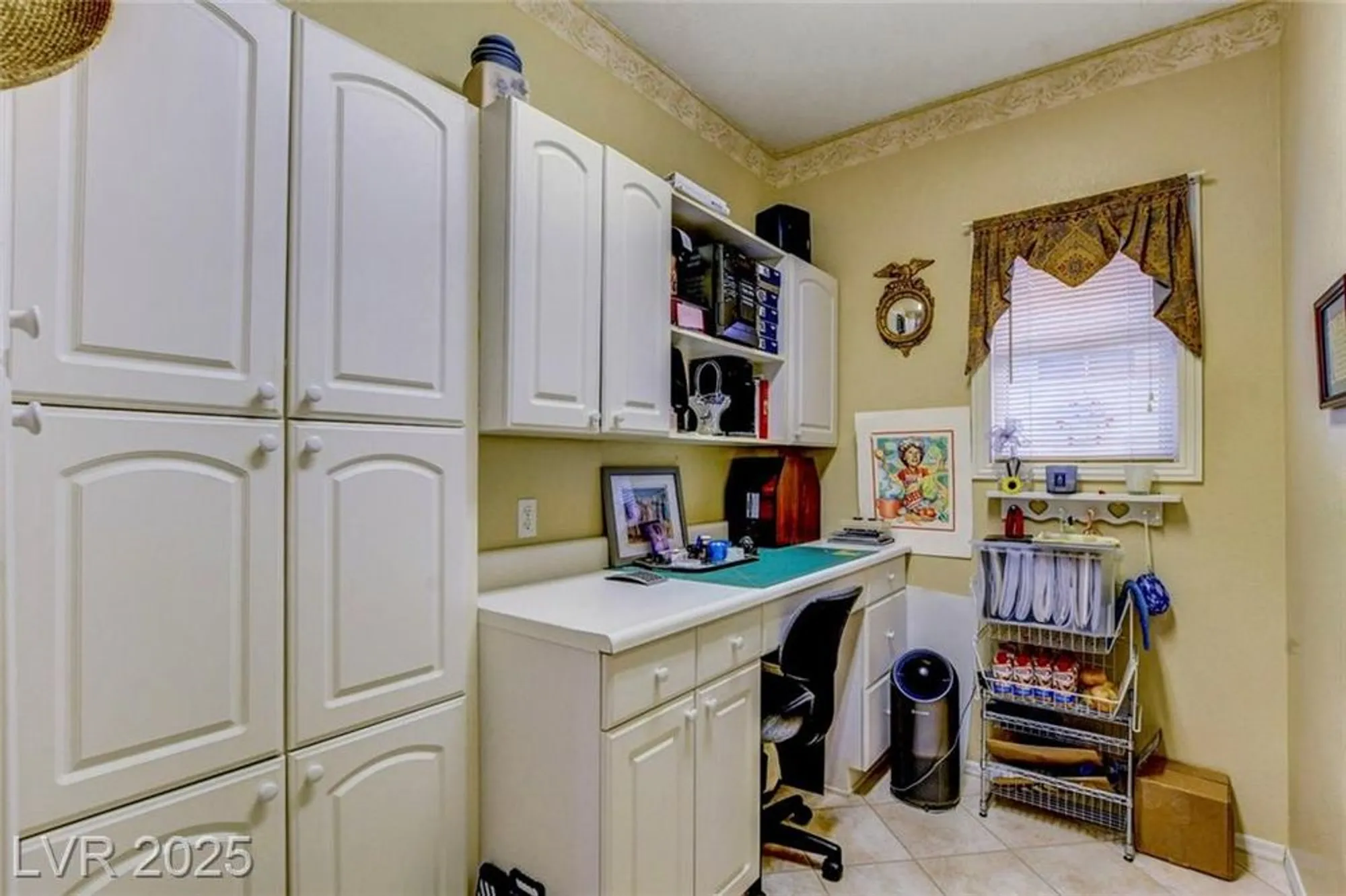 Property Slideshow image 14 of 29 | 3001 swan hill dr, Las Vegas, NV, 89134