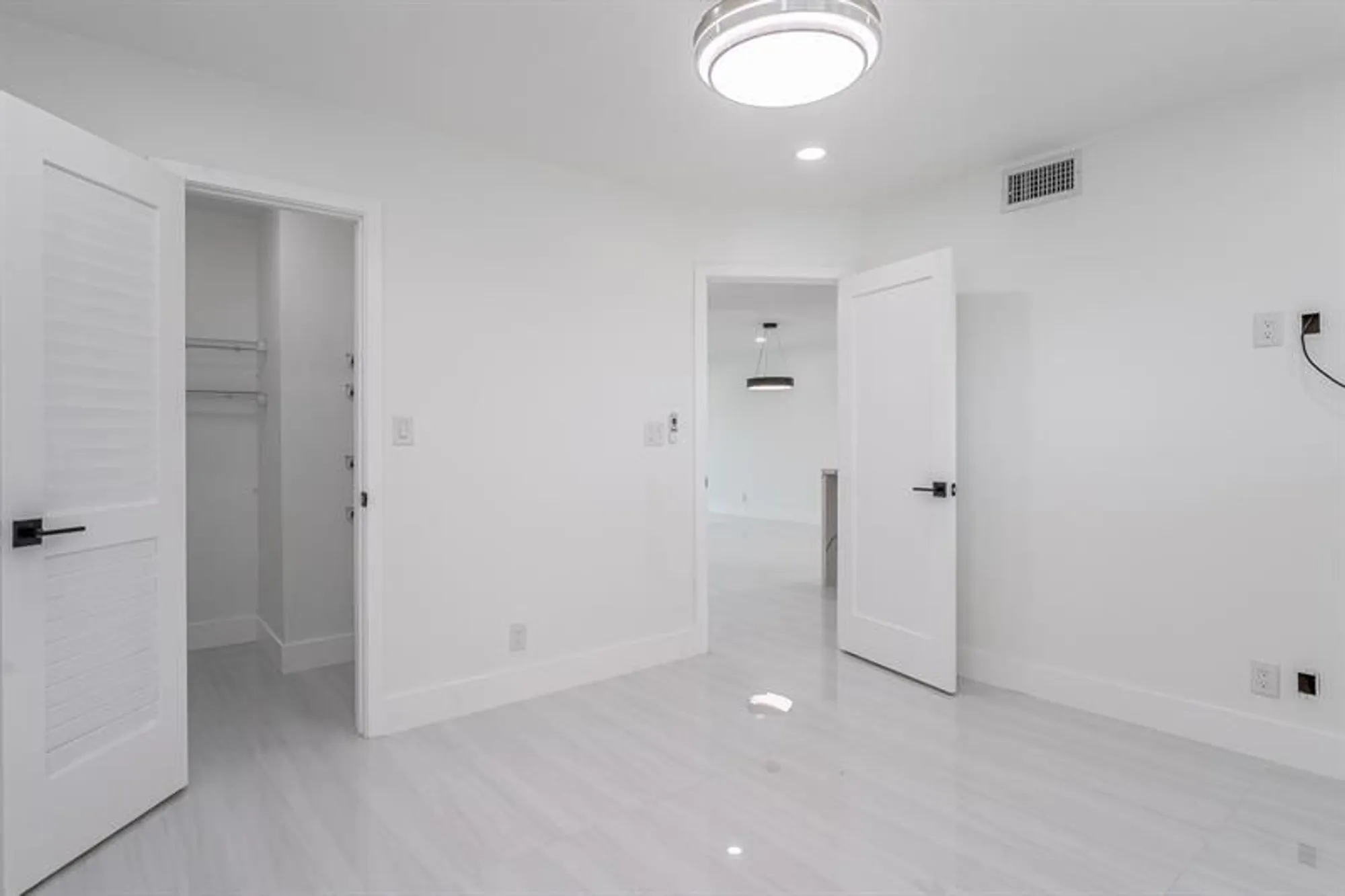 Property Slideshow image 8 of 61 | 9811 n hollybrook lake dr 308, Pembroke Pines, FL, 33025