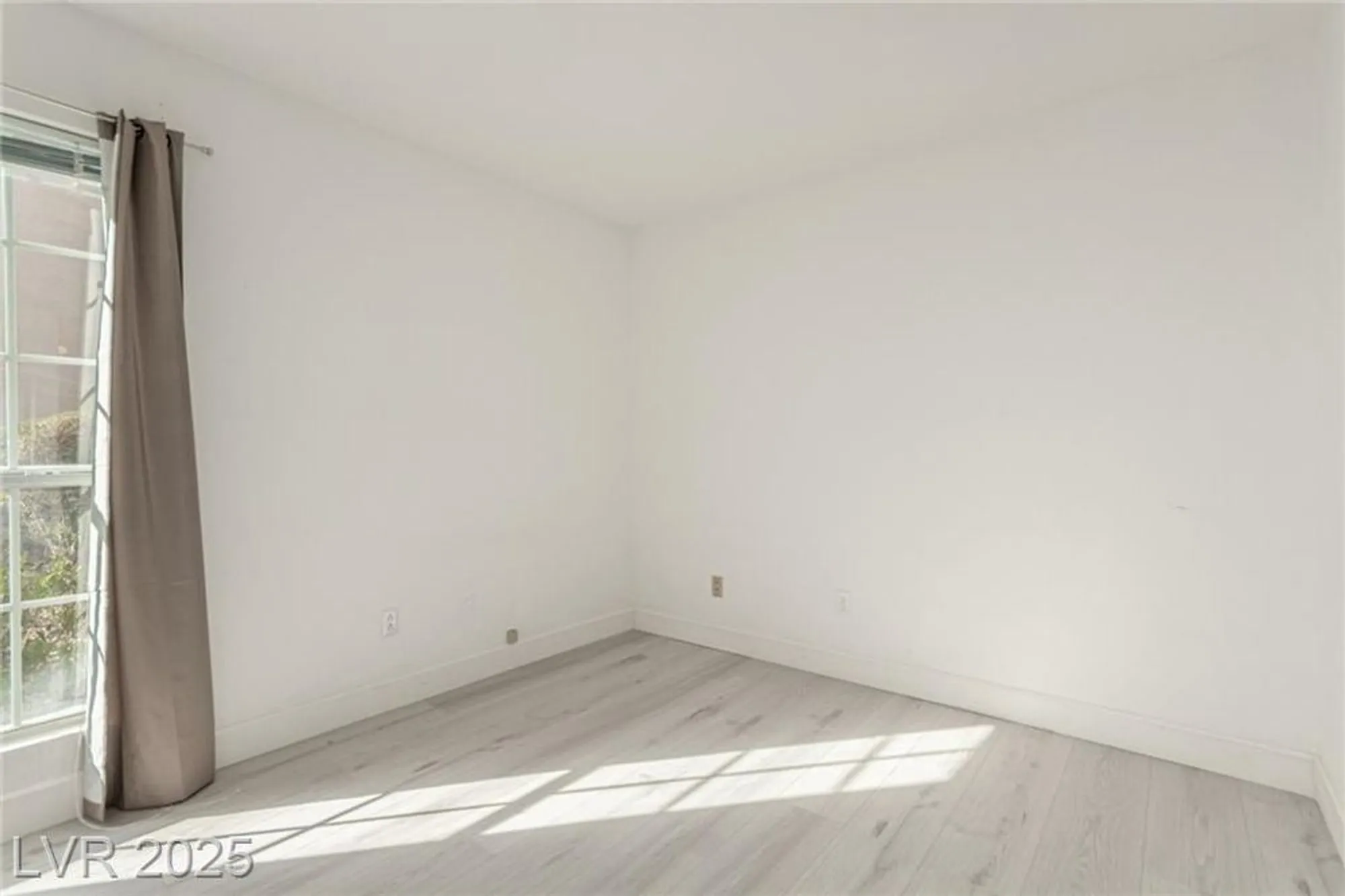 Property Slideshow image 19 of 28 | 4908 winterset dr, Las Vegas, NV, 89130