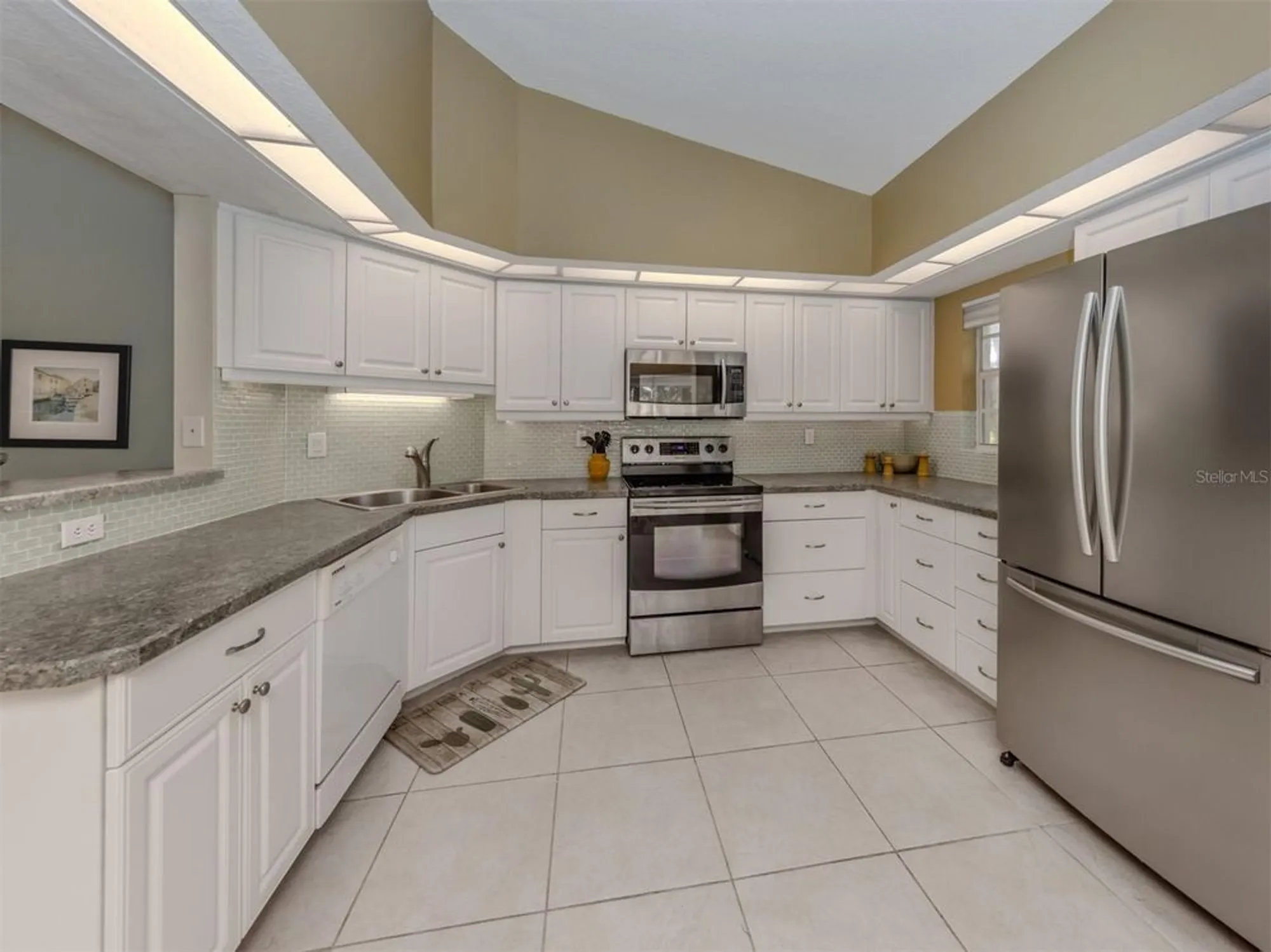 Property Slideshow image 17 of 76 | 805 montrose dr 203, Venice, FL, 34293