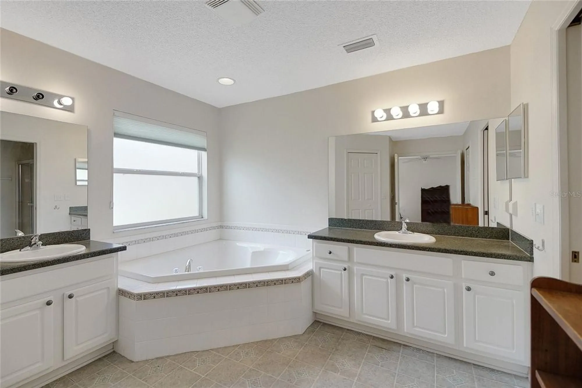 Property Slideshow image 41 of 77 | 32942 rambling oaks ct, Leesburg, FL, 34748