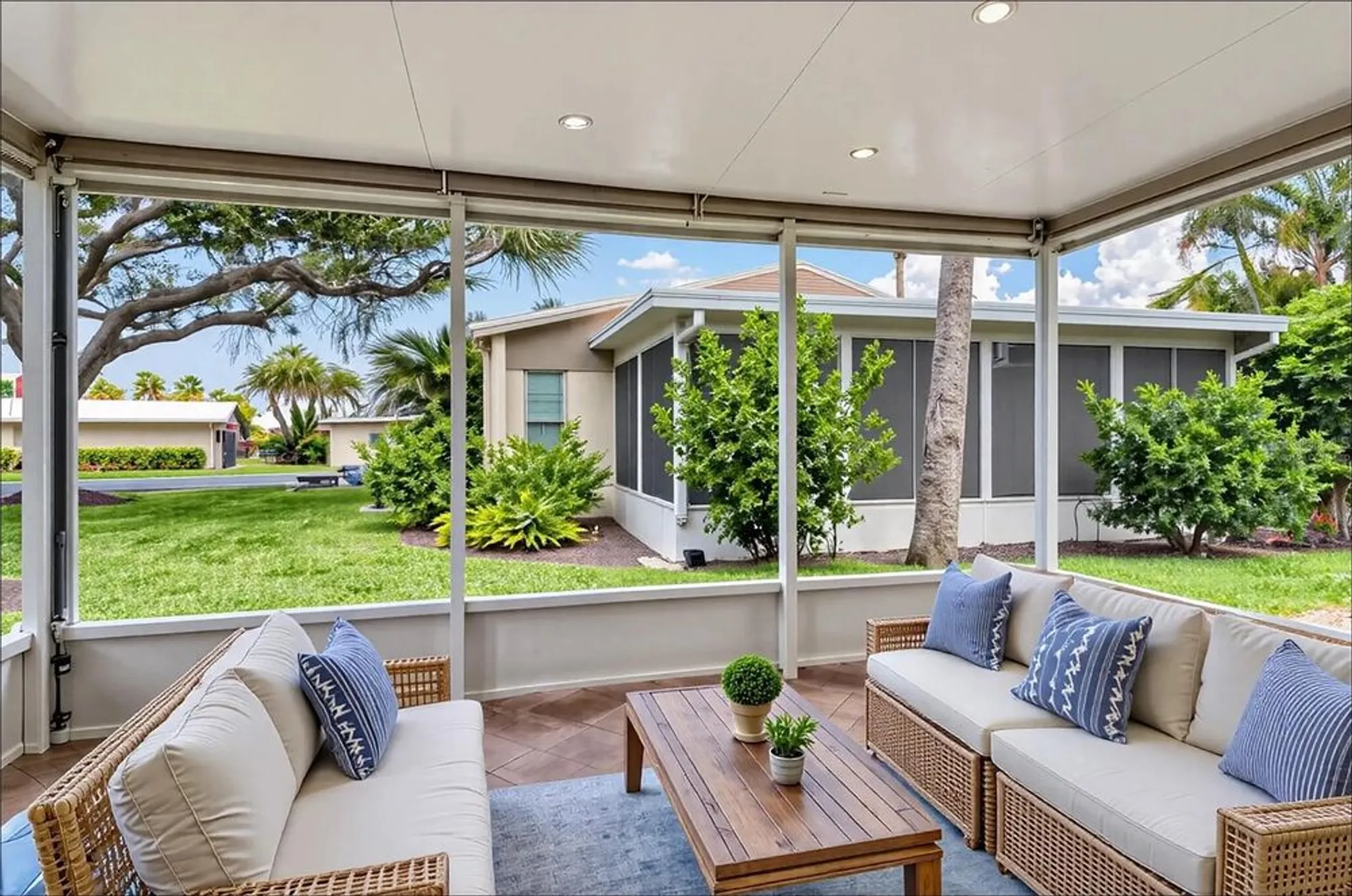 Property Slideshow image 13 of 65 | 119 whispering sands cir # v36, Sarasota, FL, 34242