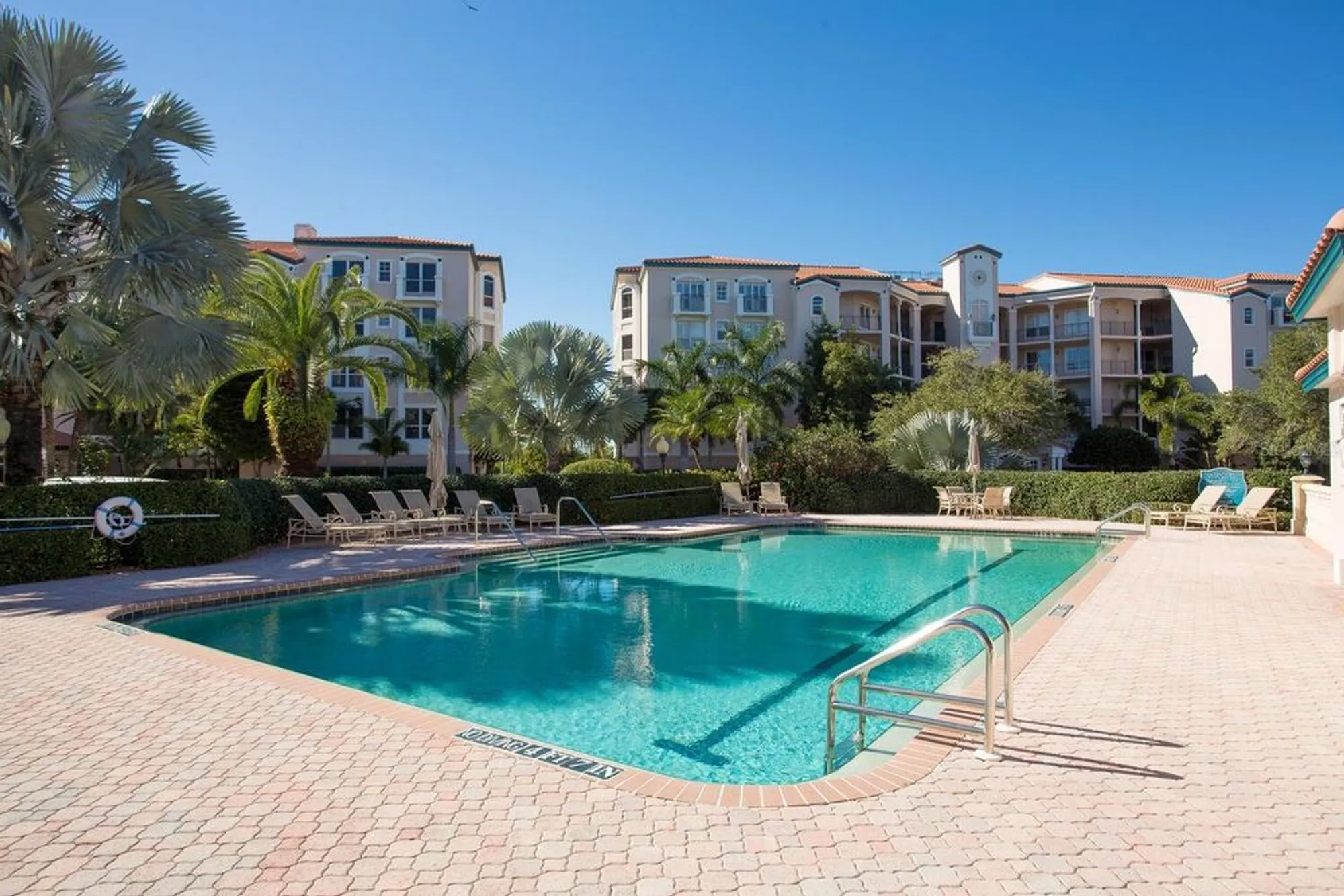 Property Slideshow image 37 of 52 | 5400 eagles point cir apt 405, Sarasota, FL, 34231