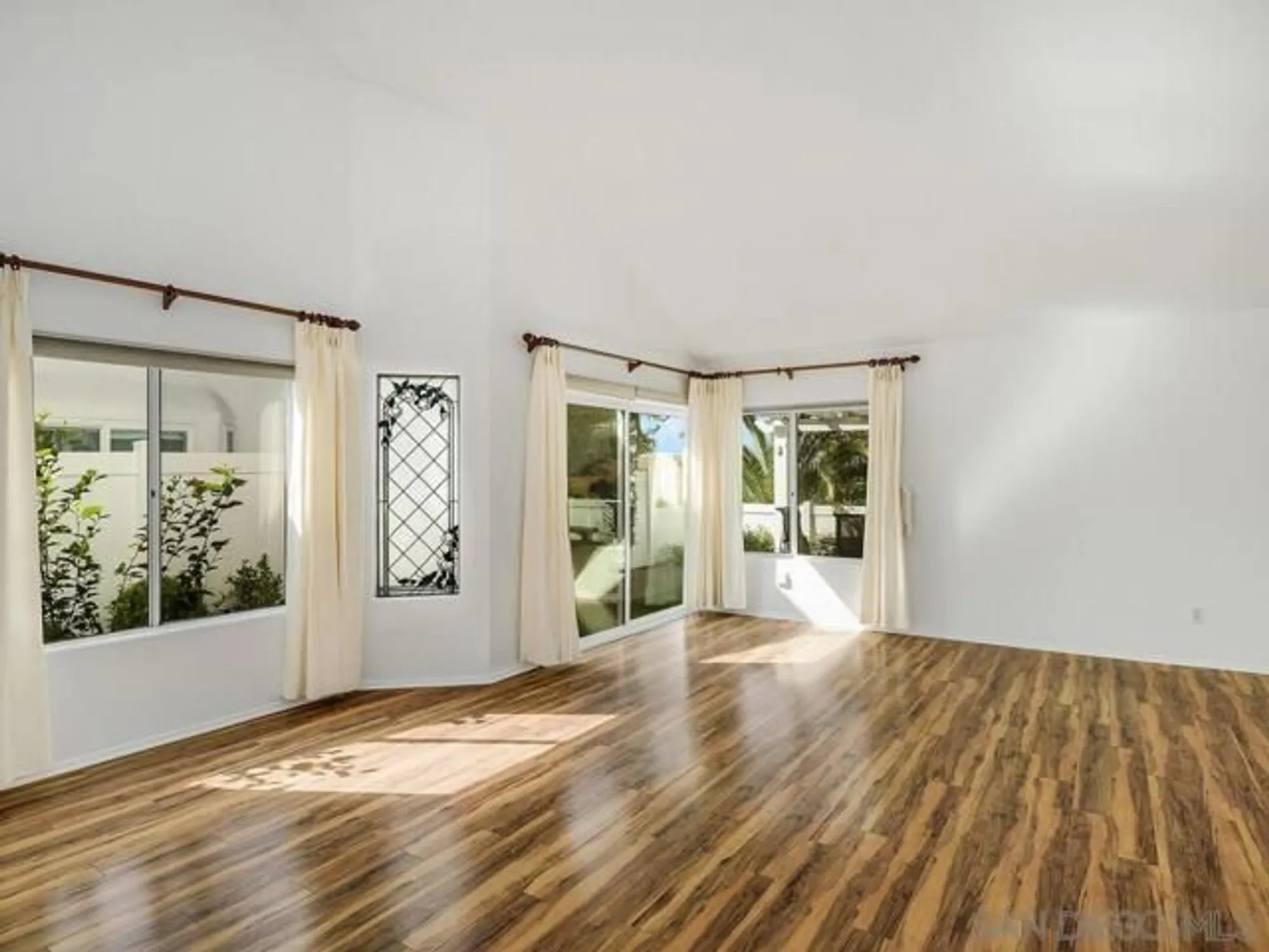 Property Slideshow image 10 of 32 | 4671 barcelona way, Oceanside, CA, 92056